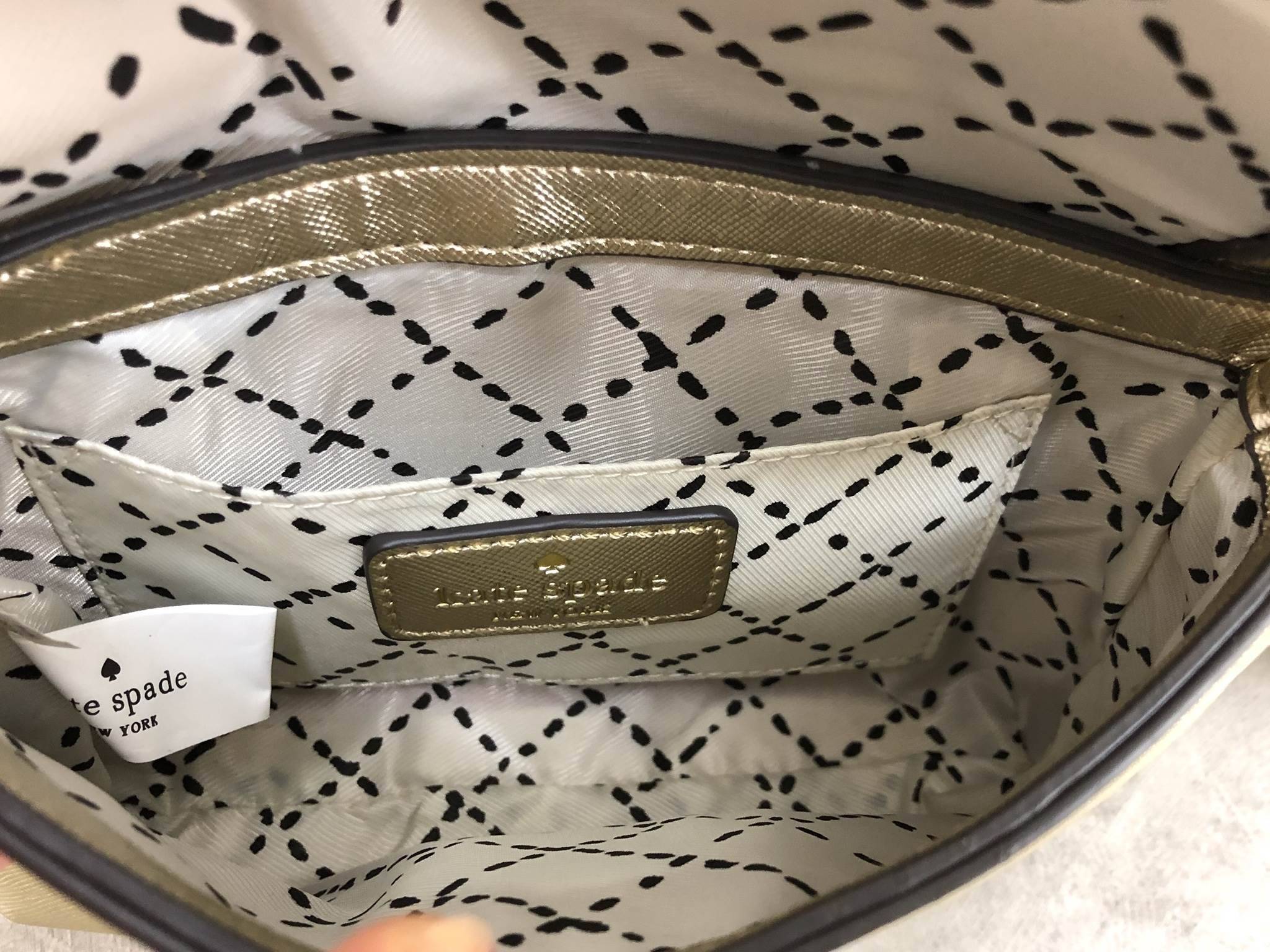 New in !!! รุ่นหายาก Kate spade new york crossbody bag พร้อมส่งค่ะ กระเป๋าสะพายข้างแบบครอสบอร์ดี้ วัสดุหนังซาฟเฟียโน่ ทรงเก๋ เปิดปิดกระเป๋าแบบตัวล็อคอะไหล่แบรนด์ทองหรูมากๆ ด้านในโล่ง ใส่มือถือ i6,6splus,7,7plus,8,plus,iX,สมุดธนาคาร บอกเลยได้เยอะจ้าา มีช่อ