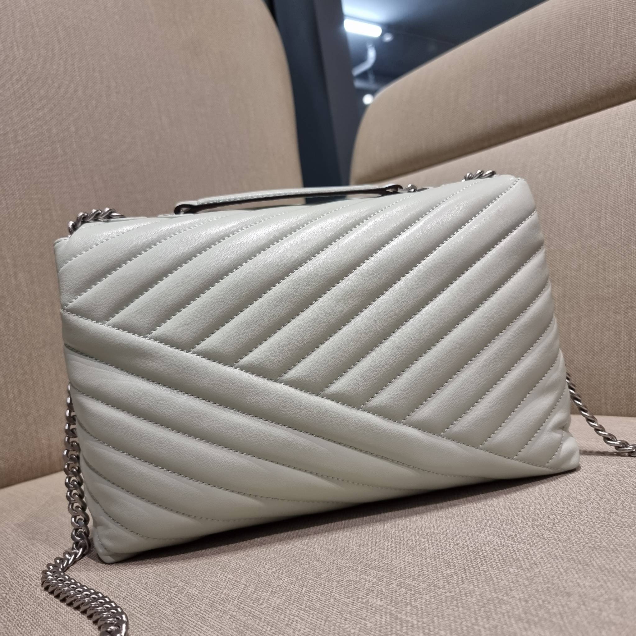 TORY BURCH KIRA CHEVRON CONVERTIBLE SHOULDER BAG กระเป๋าสะพายรุ่นยอดฮิต ไซส์ใหญ่จัดเต็มให้เน้นๆ ใช้ยังไงก็ดูหรู ดีไซน์เฉพาะตัว วัสดุหนังแกะ สัมผัสนิ่ม เปิด-ปิดด้วยกระดุมแม่เหล็ก ภายในเป็นช่องโล่ง แบ่งสัดส่วนไว้ดีมากๆ ใส่กระเป๋าสตางค์ มือถือ เครื่องสำอางค์