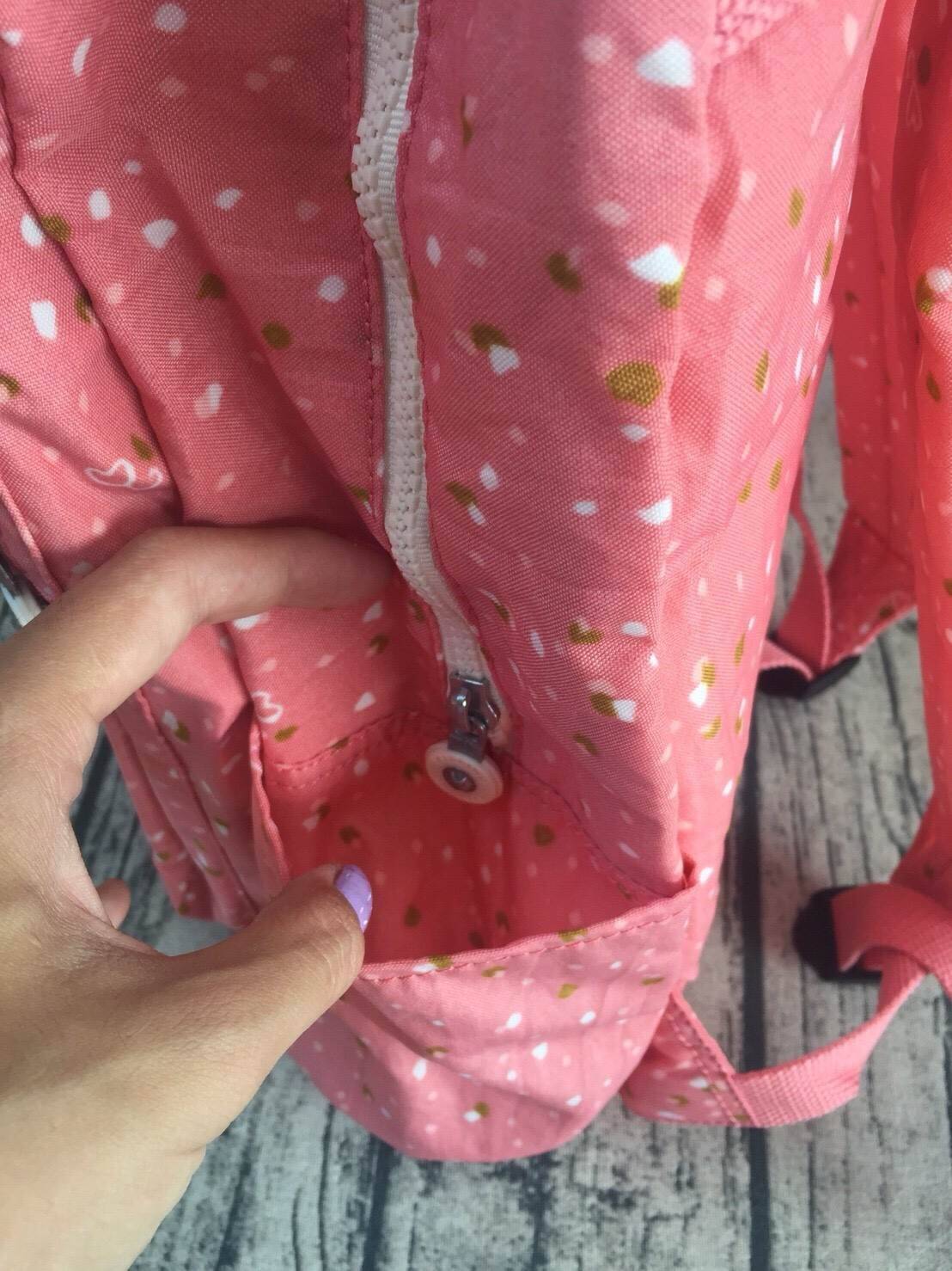 KIPLING Bizzy Boo เป็นกระเป๋าผ้าอ้อมกระเป๋าเป้สะพายหลังที่มีสไตล์ กระเป๋าเป้สะพายหลังขนาดเล็กที่มีน้ำหนักเบาและใช้งานง่ายและทำความสะอาดได้ง่ายออกแบบมาเป็นพิเศษสำหรับทารกของคุณ Bizzy Boo มาพร้อมกับกระเป๋าด้านข้างสำหรับทารกเล็ก ๆ ที่เข้ากันได้กับแผ่นรองพื้น