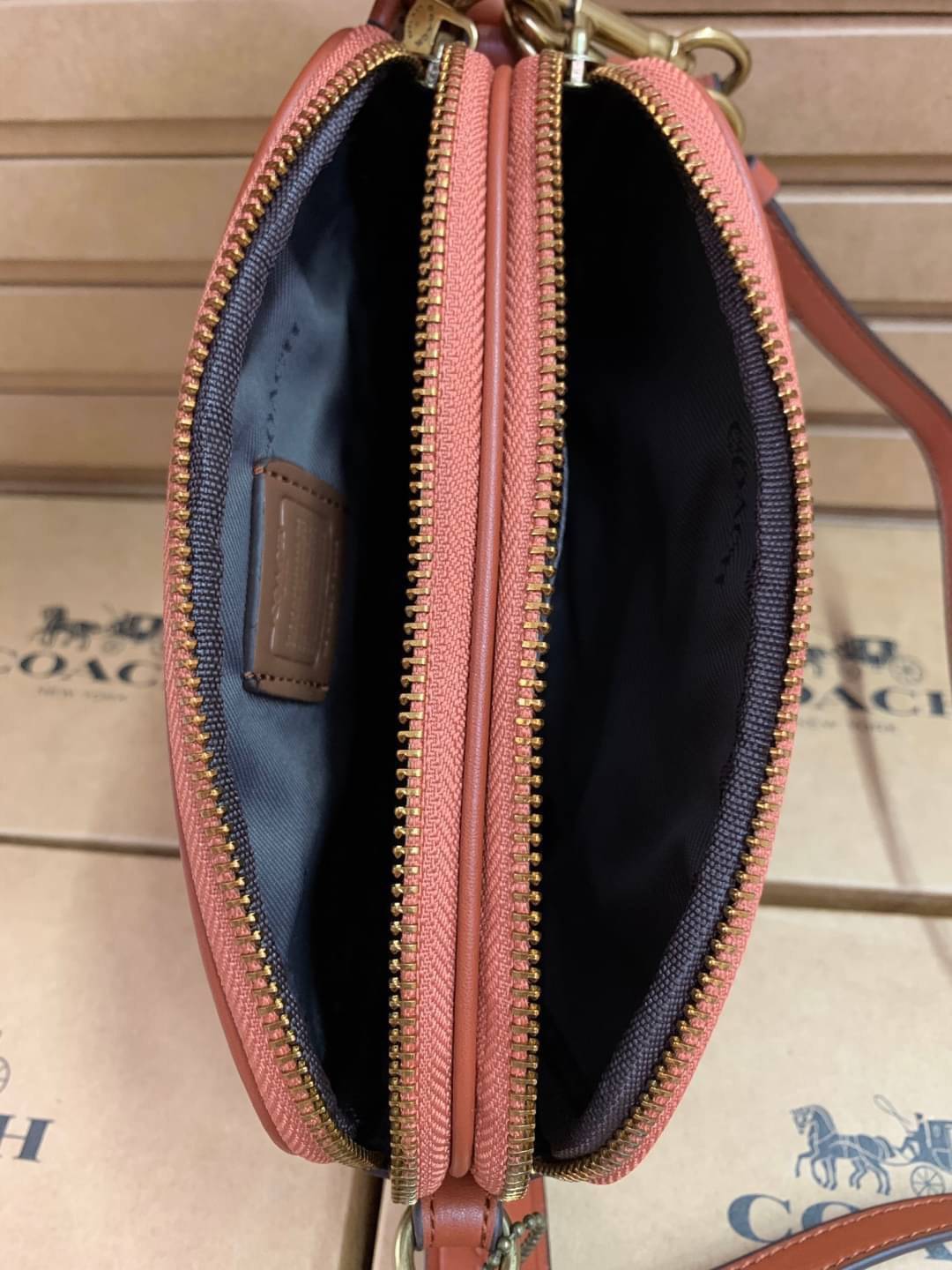 COACH CROSSBODY CLUTCH IN SIGNATURE BAG 💋รุ่นฮิต+สีหายากค่ะ!! กระเป๋าสะพาย+คล้องมือได้ วัสดุหนังแท้ผสมpvcค่ะ มีช่องซิปคู่ ภายในช่องใส่มือถือได้ทุกรุ่น;กระเป๋าเงินใบสั้นได้ ใส่ของจำเป็นสาวๆได้ครบค่ะ มีช่องเสียบบัตร2ช่อง และช่องโล่งให้ใส่ของจุกจิกค่