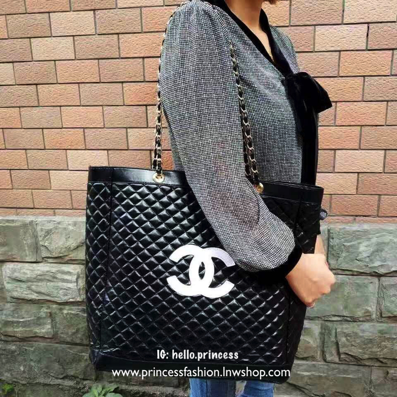 New Arrival! Chanel GWP Large Tote Bag With Chain กระเป๋าสะพายใบใหญ่ทรง Tote VIP Gift With Purchase รุ่น Limited Edition พรีเมี่ยมกิ้ฟของแท้รุ่นใหม่ล่าสุดจาก Chanel Cosmetic Counter วัสดุหนังนิ่มเรียบลายตารางอยู่ทรงสวยด้านหน้าปักโลโก้แบรนด์ เปิดปิดด้วยกระ