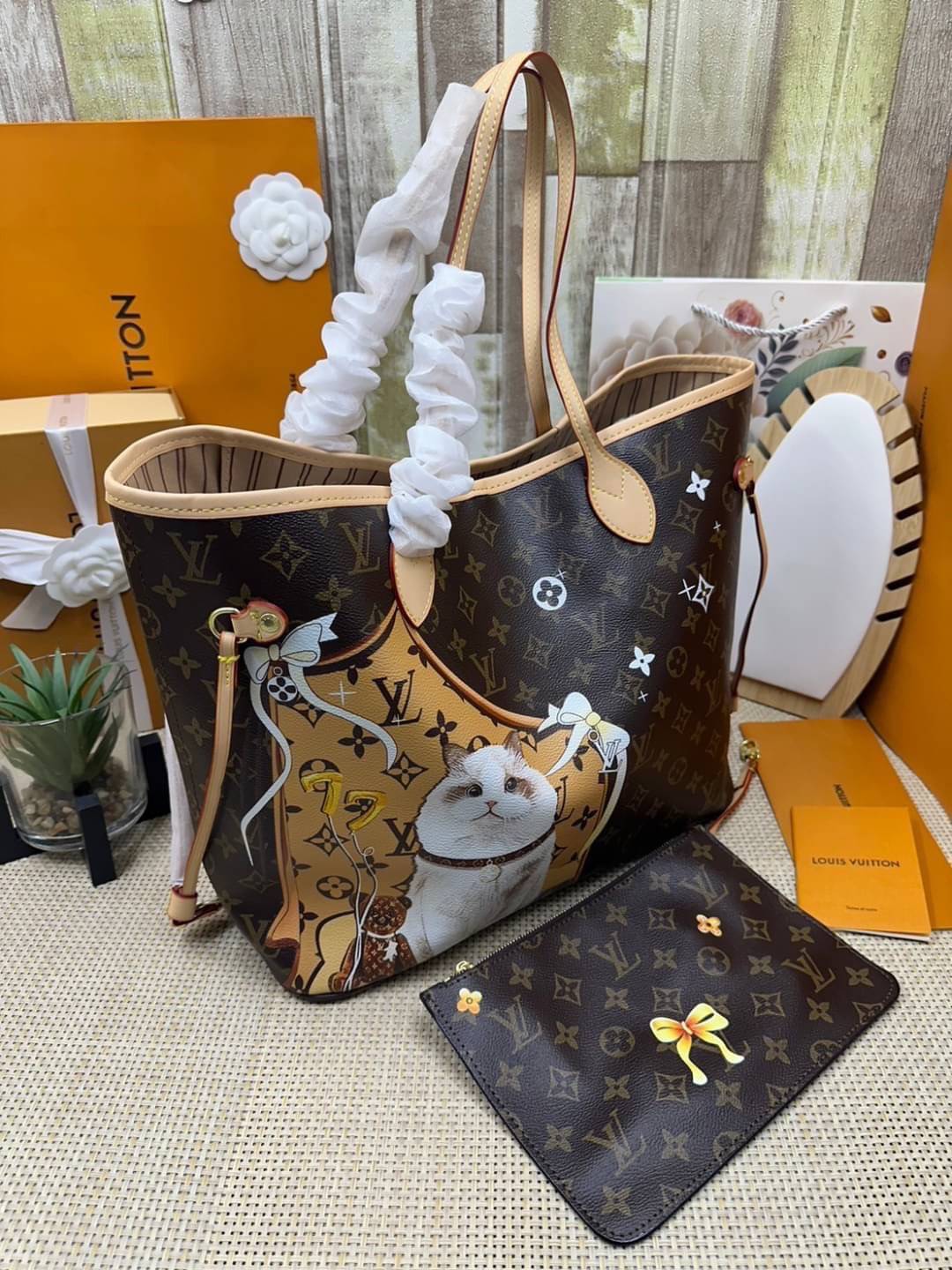 LV Neverfull MM Tote Monogram Canvas With Cat / Puppies กระเป๋าทรงโท้ท รุ่นลิมิเต็ด พิมพ์ลายน้องหมา น้องแมว ลวดลายท่องเที่ยว ลายสีสัน เป็นการรังสรรค์สุดท้าทายครั้งใหม่ของกระเป๋ารุ่นไอคอนิกจากหลุยส์ ผสานความหลากหลายในการใช้งานยุคใหม่กับพลังสีสันอันสดใสได้อ