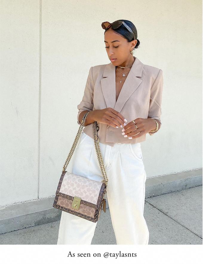 COACH HUTTON SHOULDER BAG IN SIGNATURE CANVAS sold out ไปกันทั่วหน้าในหลายประเทศ กับกระเป๋าสะพายที่สุดของความหรู ดีไซน์คลาสสิควินเทจ ลูกเล่นสีแทนสนิมตัดกับอะไหล่สีทองเหลืองดูย้อนยุคและหรูหรา วัสดุหนังแคนวาสสลับหนังแท้ สายสะพายโซ่สลับหนัง ปรับสะพายได้ 2 แบ