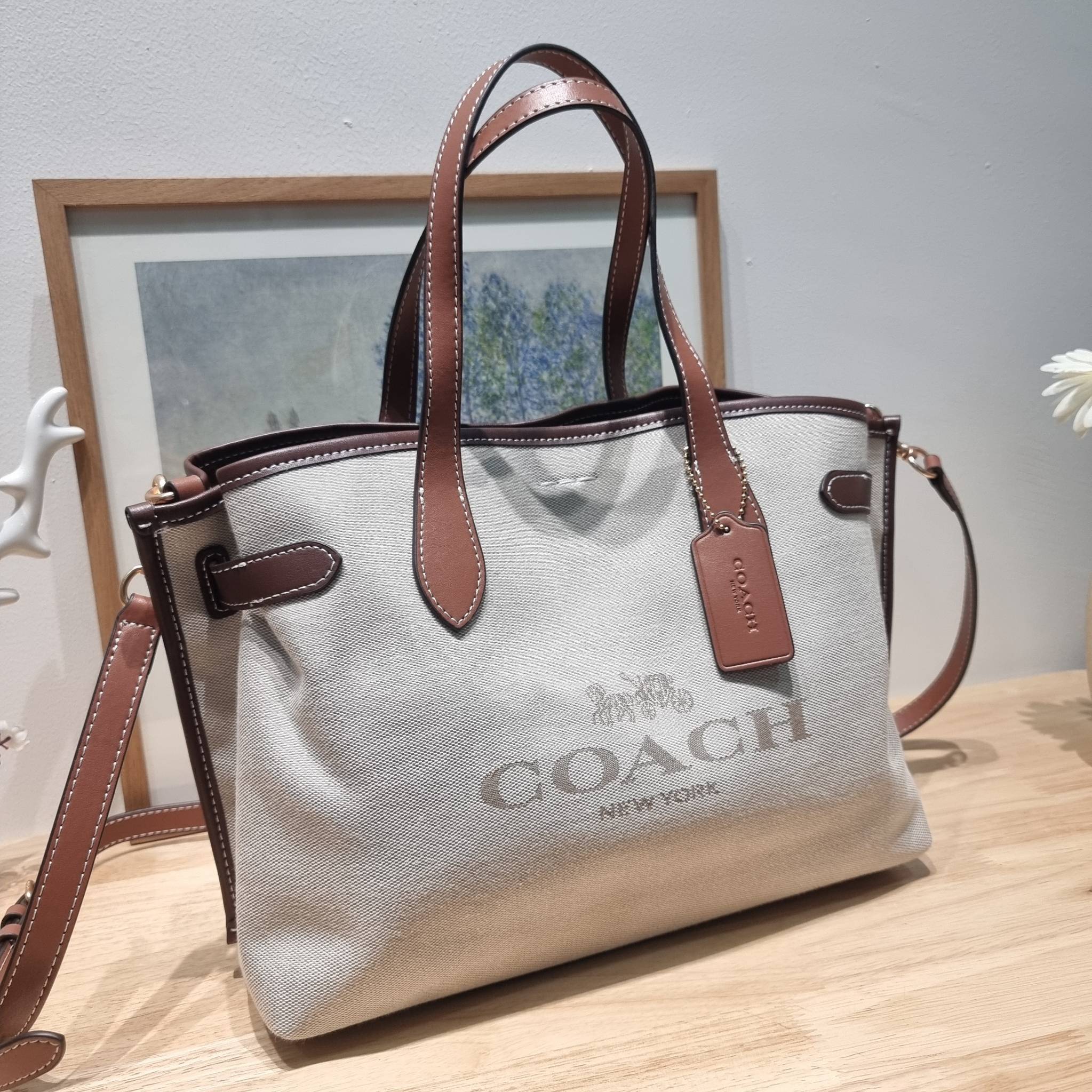 COACH CH189 HANNA CARRYALL น้องใหม่ เรียบหรู ดูแพง กับกระเป๋าถือ/สะพายทรงสวย โทนสีคลาสสิค ดีไซน์ตกแต่งสายคาดจับจีบข้างกระเป๋าเพิ่มดีเทล มาพร้อมหูจับในตัว