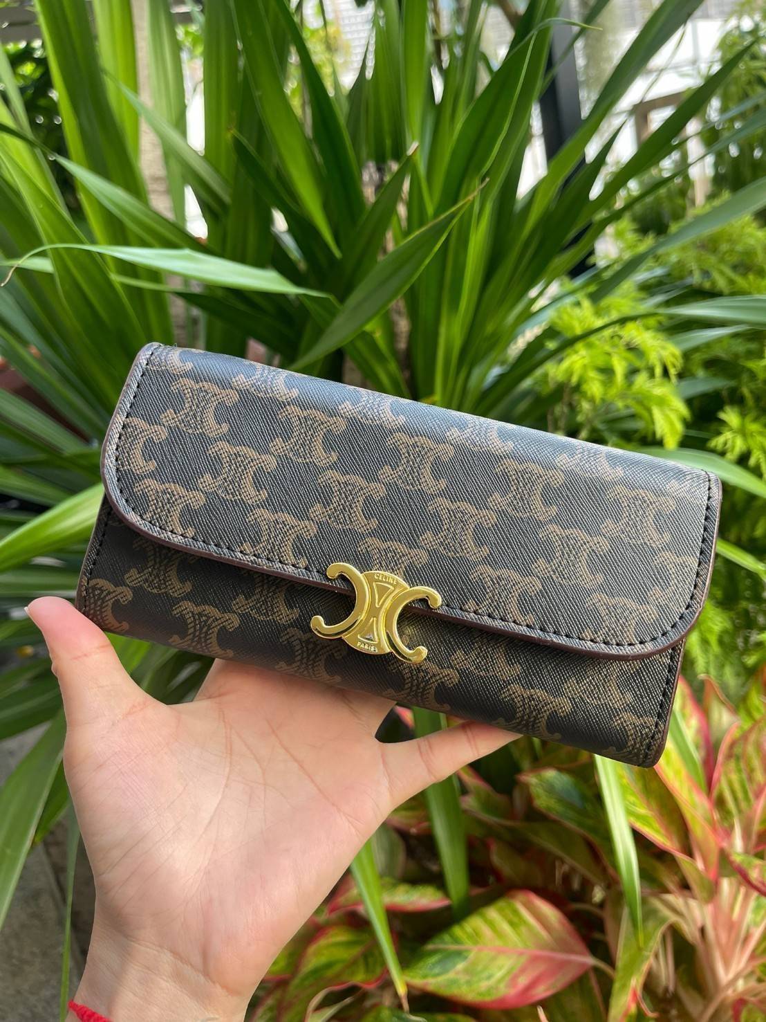 CELINE INSPIRED 2IN1 LONG WALLET ใครมีของที่ต้องจัดเก็บในปริมาณมาก จะต้องถูกใจกระเป๋าสตางค์ผู้หญิงใบนี้แน่นอน เนื่องจากมีช่องแยกย่อยสำหรับใส่ธนบัตร เหรียญ และบัตร รวมแล้วกว่า 10 ช่อง ให้คุณจัดเก็บของต่าง ๆ ได้เป็นสัดส่วน นอกจากนี้ ยังมีช่องใส่ของเบ็ดเตล็ด