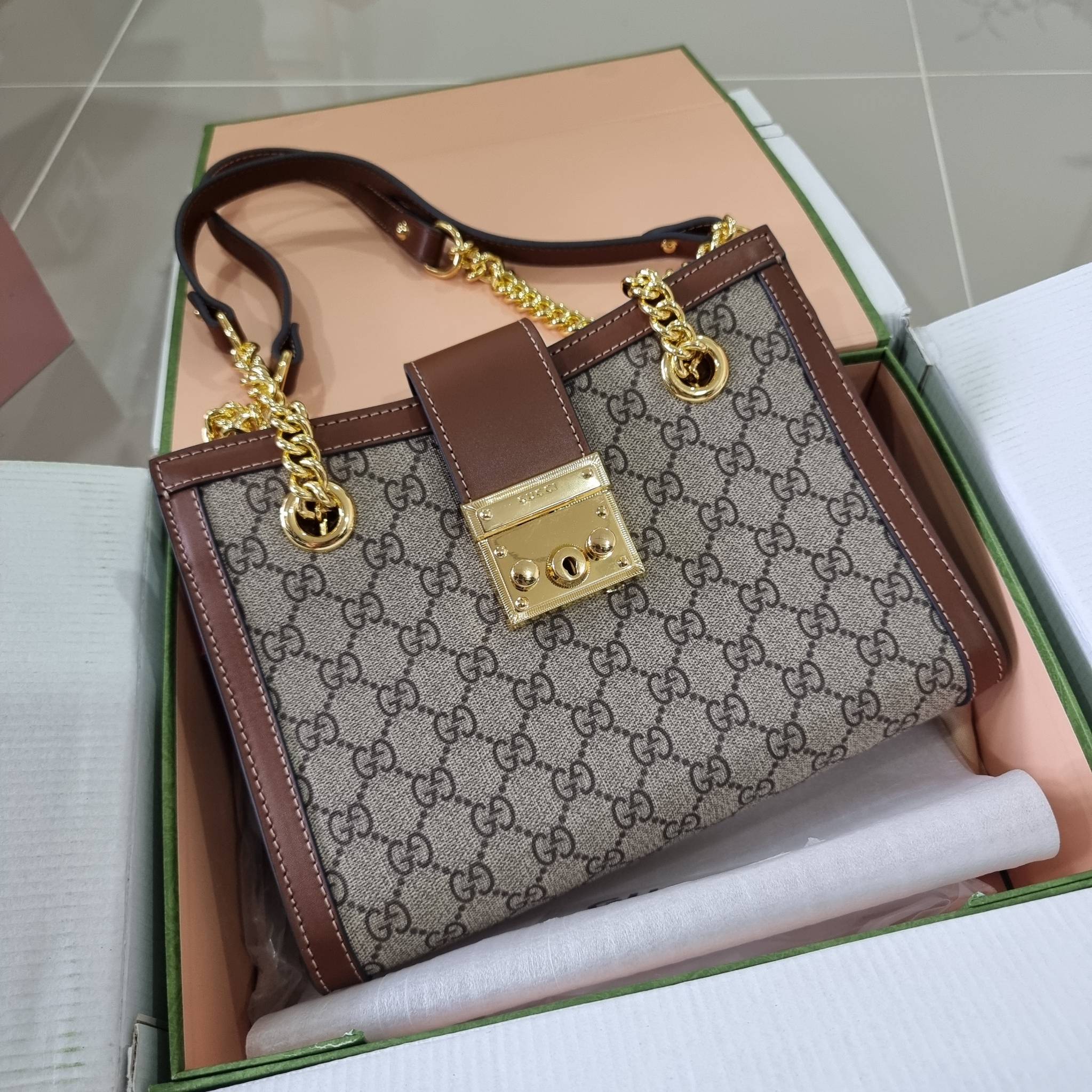 GUCCI padlock shoulder bag กระเป๋าสะพายไหล่ สวยผู้ดี ทรงดี ใช้งานง่าย วัสดุหนังแคนวาส ปากกระเป๋ามีแถบหนังคาดและอะไหล่กดล็อค โดดเด่นและเพิ่มความหรู