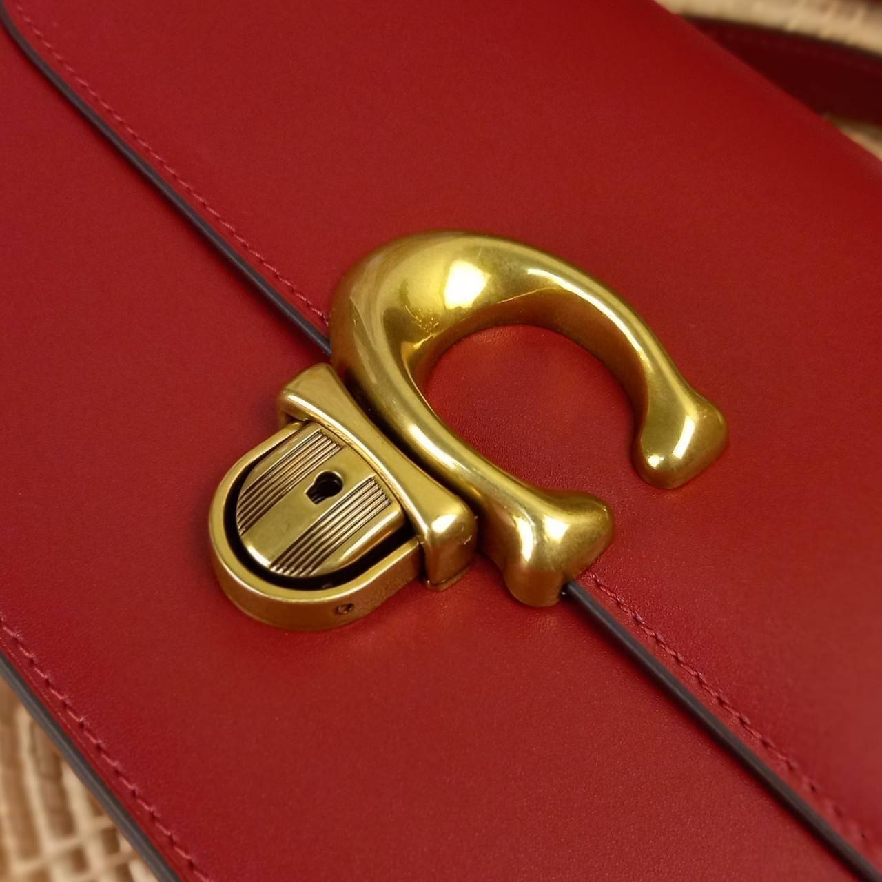 สวยละมุนตาละมุนใจม๊ากก!!🌺🌈 //>>COACH STUDIO GLOVETANNED LEATHER SHOULDER BAG (C6641)🌺ห้ามพลาดเด็ดขาด!! สวยละมุน เรียบหรู ดูแพงสุดๆ!! //กระเป๋าถือ กระเป๋าสะพาย ดีไซน์เนี้ยบ! เฉียบมาก!// วัสดุหนังแท้ หนังเรียบเต็มใบ อยู่ทรง สวย