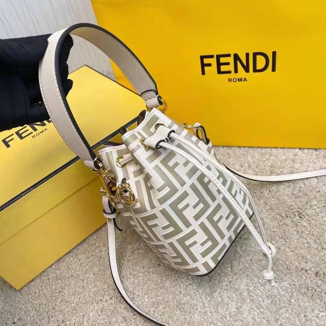 Fendi MonTresor mini Bucket Bag กระเป๋าถือหรือสะพายข้าง วัสดุหนังแท้หนังแข็ง ทรงขนมจีบ ลายแบรนด์ อะไหล่ทองหรูหรา จุของได้เยอะ น้ำหนักเบา ตั้งอยู่ทรง ด้านในโล่ง มี2สาย สายสั้น+ยาว ถอดสายได้ Crossbody ได้ สายยาวปรับระดับได้ คุ้มสุดๆ ใบนี้ไม่ควรพลาดค่ะ ดาราเ