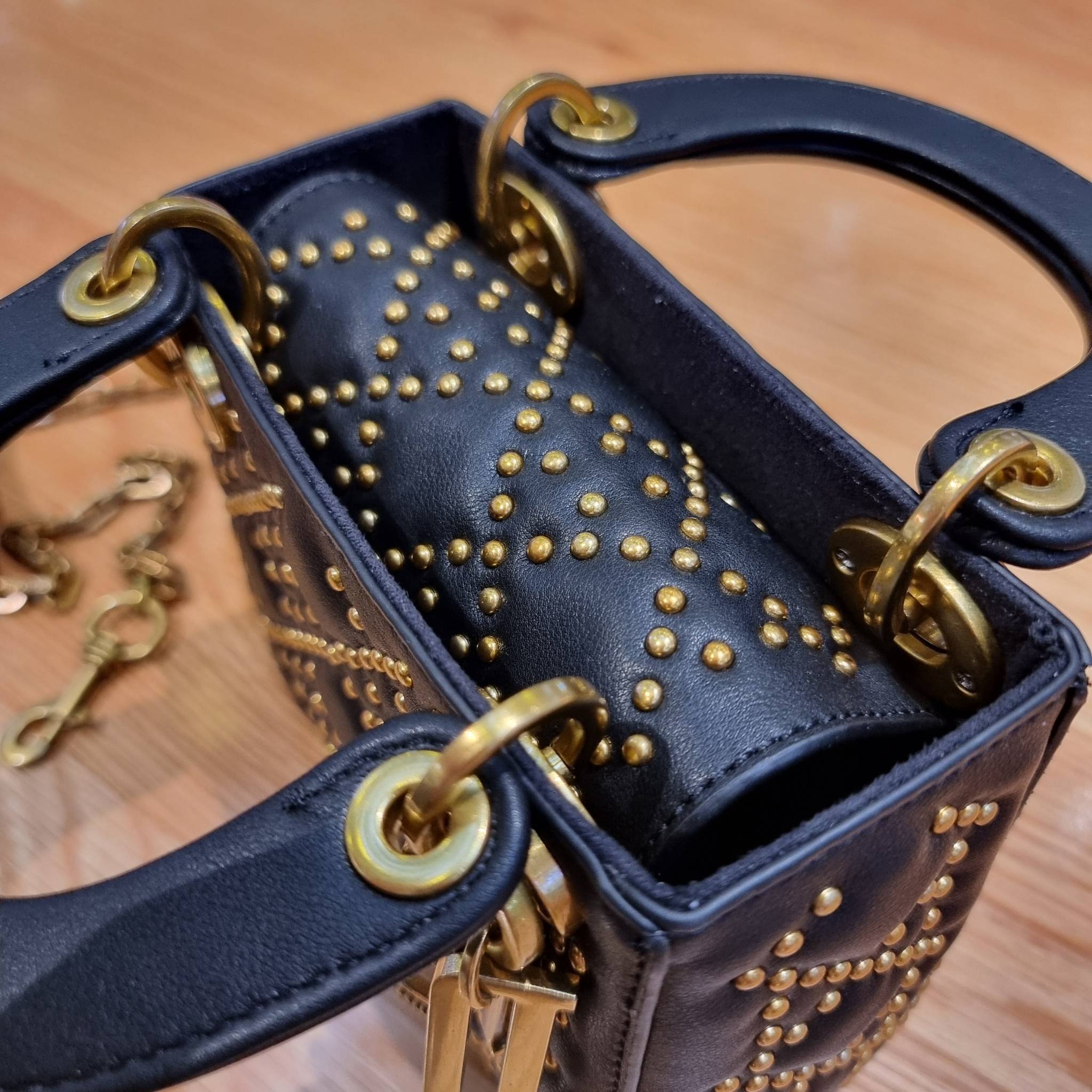 DIOR CD MINI LADY STUDDED BAG กระเป๋าสะพายข้างพรีเมี่ยมกิ๊ฟสุดฮอต ดีไซน์ตกแต่งหมุดเต็มใบ ไม่มีคือพลาด หรูจริงอะไรจัง ทรงกล่องคลาสสิค วัสดุหนังแท้ โดดเด่นด้วยพวงกุญแจโลโก้สีทองลิมิเต็ด มีหูจับในตัวและสายครอสบอดี้สุดเลิศ แต่งเติมดีเทลอัพราคาไปอีก ภายในเป็นช