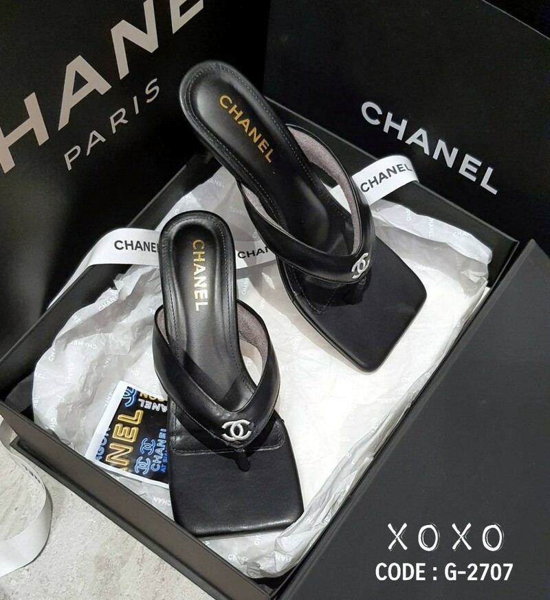 CHANEL งามสวม สวย หรู่ แตะหนีบ นุ่มใส่สบาย ไม่สูงมาก กำลังใส่สบาย ด้านหน้าปัก โลโก้แบรนด์ แมทส์ชุดง่าย น้ำหนักเบา