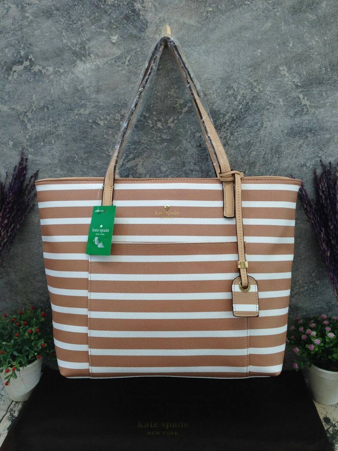 KATE SPADE HYDE LANE STRIPED RILEY LEATHER TOTE BAG กระเป๋าสะพายทรง Tote Bag หนังสวยอยู่ทรง โดดเด่นที่สีทูโทนลายทางห้อยโลโก้ TAGcที่หูกระเป๋า ด้านหน้าประดับโลโก้ มี1ช่องใส่ของ ภายในมีช่องซิป และช่องใส่มือถือ กว้างและจุ ใส่ ipad notebook เอกสาร A4 กระเป๋าส