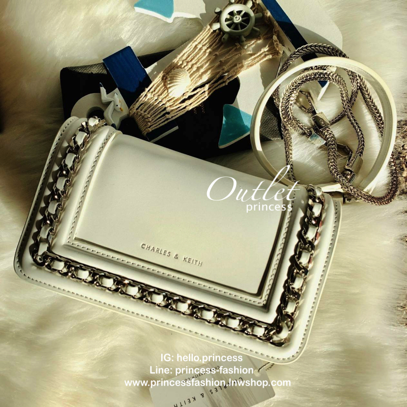 CHARLES & KEITH CHAIN DETAIL CLUTCH BAG กลับมาอีกครั้ง รุ่นขายดี สีออกใหม่ค่ะ!! กระเป๋าทรงคลัท//สะพายข้างได้ วัสดุหนังเรียบ ผิวเงา ตัวกระเป๋าแต่งอะไหล่โซ่เงินเพิ่มความเก๋เข้ามาค่ะ เปิดปิดกระเป๋าแบบกระดุมแม่เหล็ก ฝาปิดด้านบนมีช่องซิปใส่ของจุกจิกค่ะ ภายในมี
