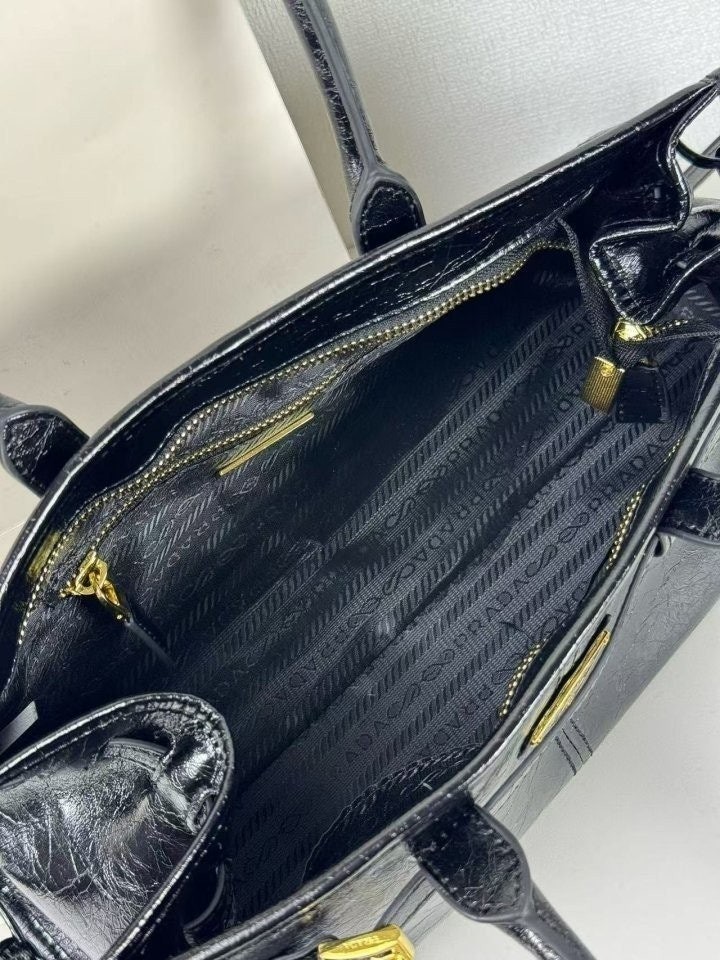 PRADA Leather Bonnie Top-Handle Bag กระเป๋าถือ/สะพายไหล่สุดชิค งานหนังยับสวยเก๋ สวยเด่นเป็นเอกลักษณ์ ดีไซน์คาดหน้าสุดเท่ หูจับยาวในตัวง่ายสะดวกพกพา