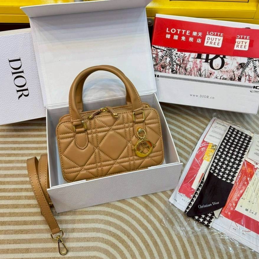 My Dior Mini 30 Montaigne tote bag ใหม่ล่าสุด กับกระเป๋าสะพายโฮโบมินิทรงโท้ท ที่ไม่ได้เล็กอย่างที่คิด เพราะใบนี้สามารถใส่ของสำคัญได้ครบ ดีไซน์สวยคลาสสิค