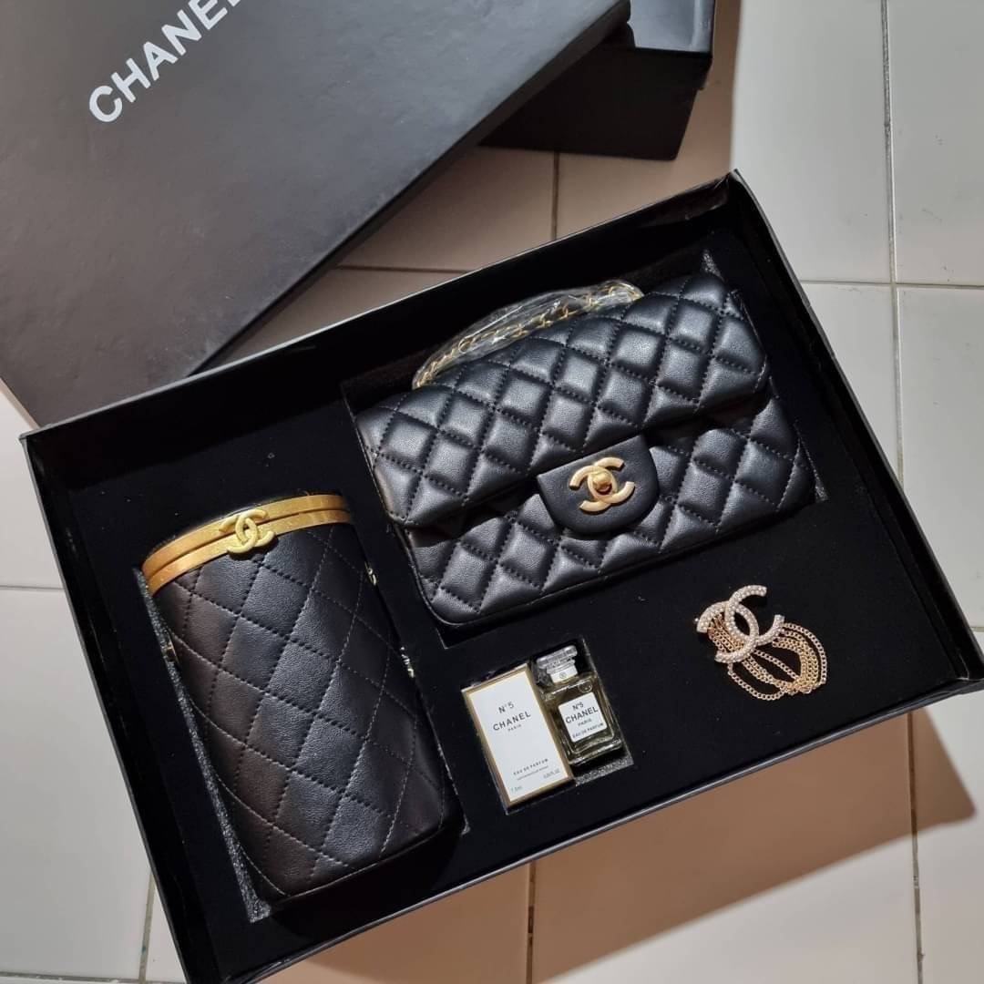 VIP 🥂 เซ็ทคือที่สุดของความคุ้ม CHANEL GIFT BOX SET สุดหรูชวนให้สะสม สุดยอดไอเท็มหายากพร้อมเสิร์ฟครบชุด สุดคุ้ม มาพร้อมกระเป๋าสะพายถึง 2 ใบ สุดหรูลิมิเต็ด หาไม่ได้ง่ายๆ ในคอลเลคชั่นภายในสีทอง และที่พิเศษยังมีน้ำหอมตัวท็อปมาให้อีก chanel no.5 ที่แสน