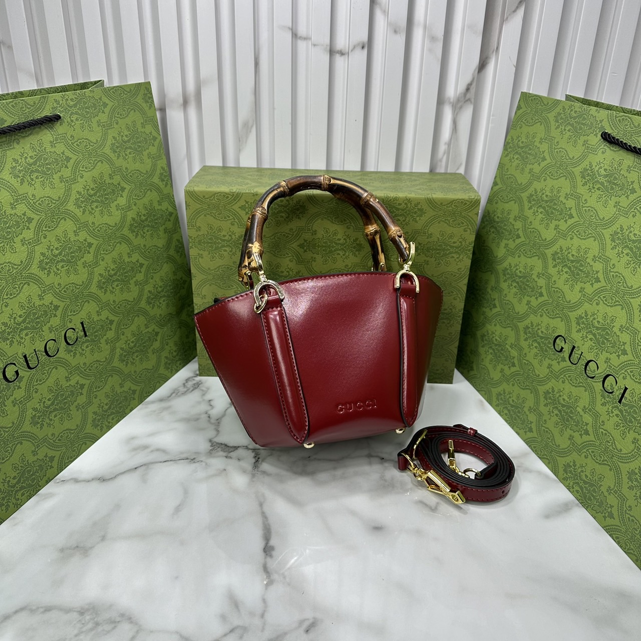 GUCCI Mini bamboo top handle tote bag กระเป๋าสะพายทรงตะกร้า หูจับลายไม้ไผ่ตัดสีได้อย่างลงตัว ถือแล้วดูขับผิวสวยงาม งานหนังแท้หนังเงาดูแพง ให้ความรู้สึกถึงงานฝีมือที่โดดเด่น ด้วยฐานทรงหกเหลี่ยม พร้อมส่งที่นี่ก่อนใคร รีบจับจองเลยน้า