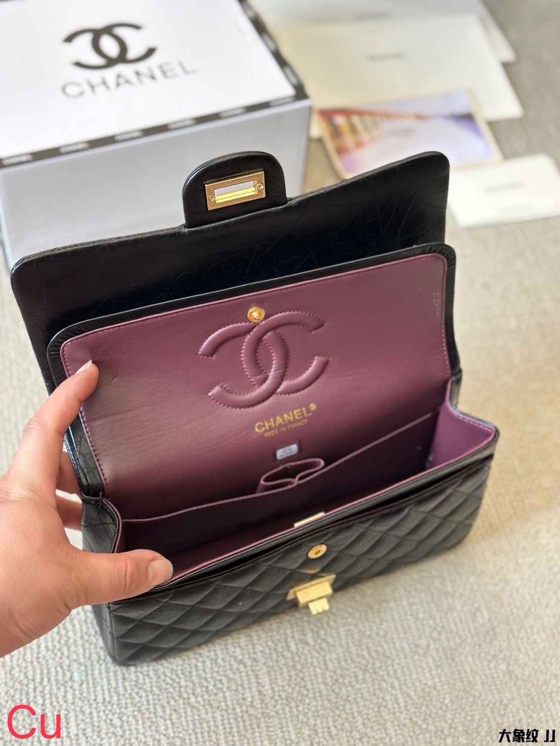 CHANEL 2.55 Handbag Aged Leather & Gold-Tone กระเป๋าสะพายหนังย่น แฝงความหรูในตัวตามเอกลักษณ์แบรนด์ สีดำ อะไหล่เงิน / ทอง