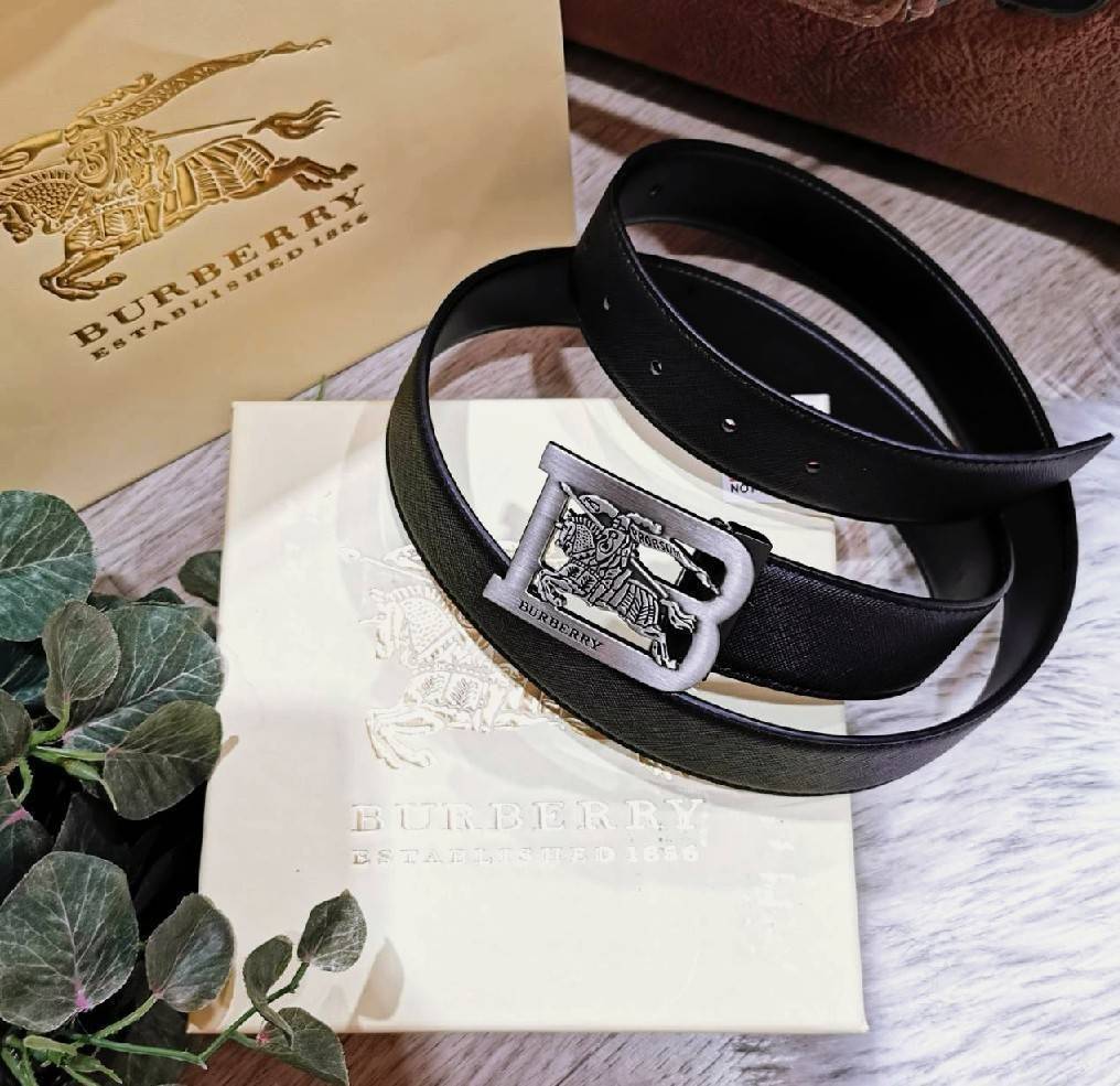Burberry Leather Belt VIP Gift With Purchase (GWP) เข็มขัดหนังแท้ดีไซน์สวยหรูคลาสสิคพรีเมี่ยมกิ๊ฟ Limited Edition จาก Burberry DutyFree Counter โดดเด่นที่หัวเข็มขัดโลโก้แบรนด์พร้อมสายเข็มขัดหนังแท้ Saffiano สีดำสุดคลาสสิคเอ้าได้กับทุกชุดไม่มีเอ้าท์ ใน Ori