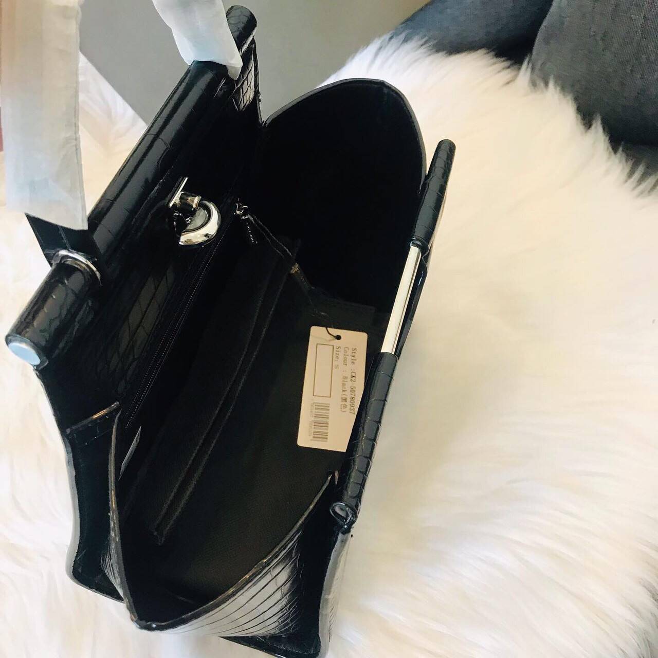 New arrival!! CHARLES & KEITH CROC-EFFECT TRAPEZE BAG กระเป๋าสะพายรุ่นใหม่ล่าสุด วัสดุหนังเรียบเงาสวย นิ่ม น้ำหนักเบา อะไหล่เงิน เปิดปิดกระเป๋าแบบกดล็อก ด้านในโล่งกว้างมีช่องซิปสำหรับใส่ของ ใส่กระเป๋าสตางค์ใบยาว Iphone+ได้ทุกรุ่น มาพร้อมสายสะพายยาวถอด-ปรั