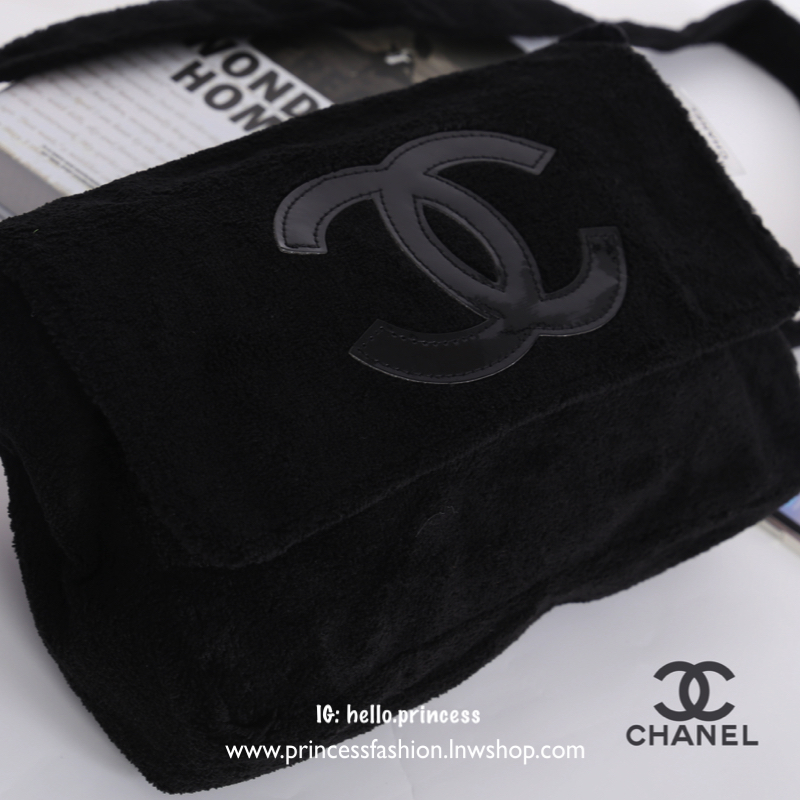 Chanel Beaute Crossbody Bag กระเป๋าสะพาย VIP GIFT ของแท้ จาก Chanel Cosmetic แท้💯 วัสดุขนวูลหนานุ่ม ตัดโลโก้แบรนด์หนังสีขาวสวยโดดเด่น น้ำหนักเบา เปิดปิดด้วยฝาปิดกระดุมแม่เหล็ก ใบใหญ่กำลังดี ใส่ iPad, กระเป๋าสตางค์ใบยาว, และของจุกจิกได้เยอะ มาพร้อม