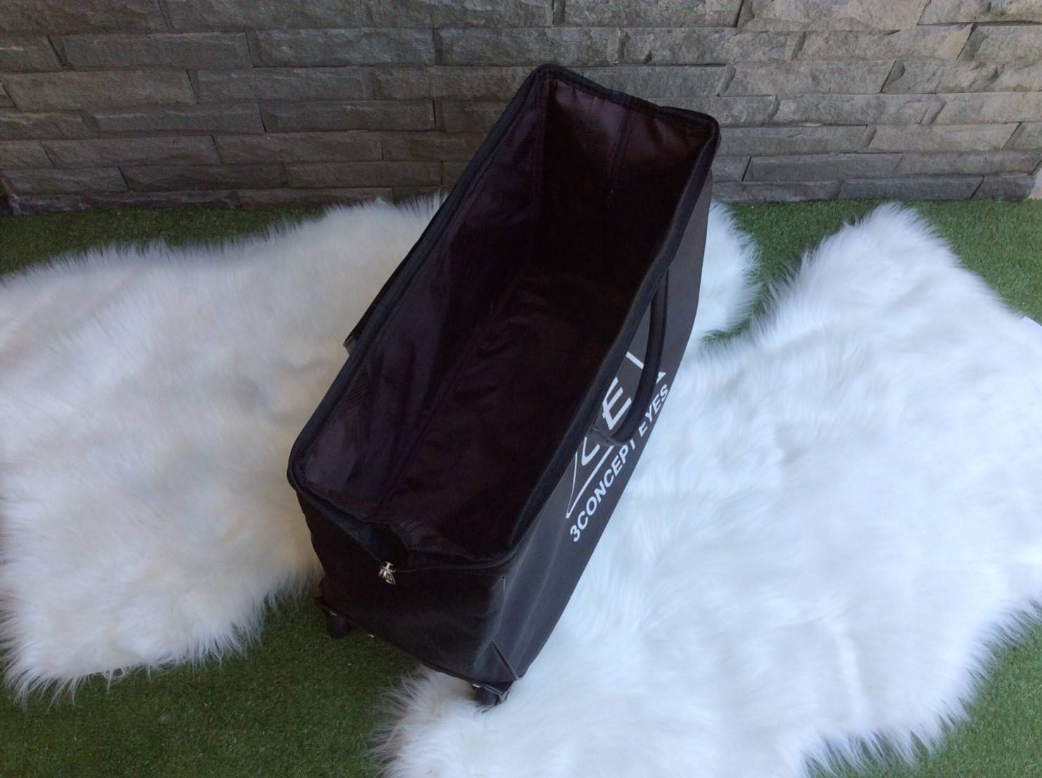 กระเป๋าเดินทางล้อลาก **3cebag เข้าแล้วจ้ารุ่นนี้สั่งทำพิเศษ เอาใจลูกค้า ต้องไปท่องเที่ยวบ่อย คันชักสั่งตรงจาฮ่องกง งานเป๊ะ หัวซิปนำกุญแจมาล็อคได้ ตัดเย็บโดยช่างคุณภาพ ซิปรูดลื่นมากๆ น้ำหนักเบา เหมาะกับไปเที่ยวหลายๆวัน นำติดตัวขึ้นเครื่องได้ วัสดุไนลอน ผสม