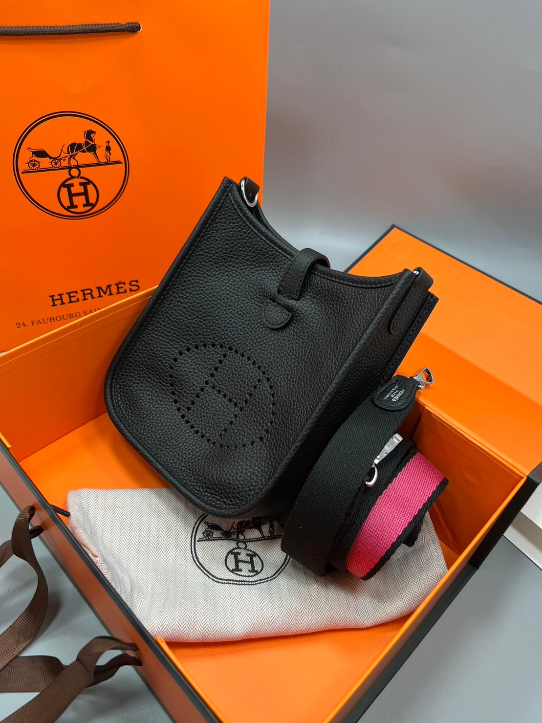 HERMES evelyne mini bag Luxury Bag กระเป๋าสะพายแบรนด์ดัง แบรนด์หรู คลาสสิกตลอดกาล ใช้ได้ทั้งชายหญิง ใบเดียวจบ สวยรวยปัง เกรดท็อปออริจินอล ภาพสินค้าถ่ายจากงานขายจริง ใช้งานต่างประเทศได้