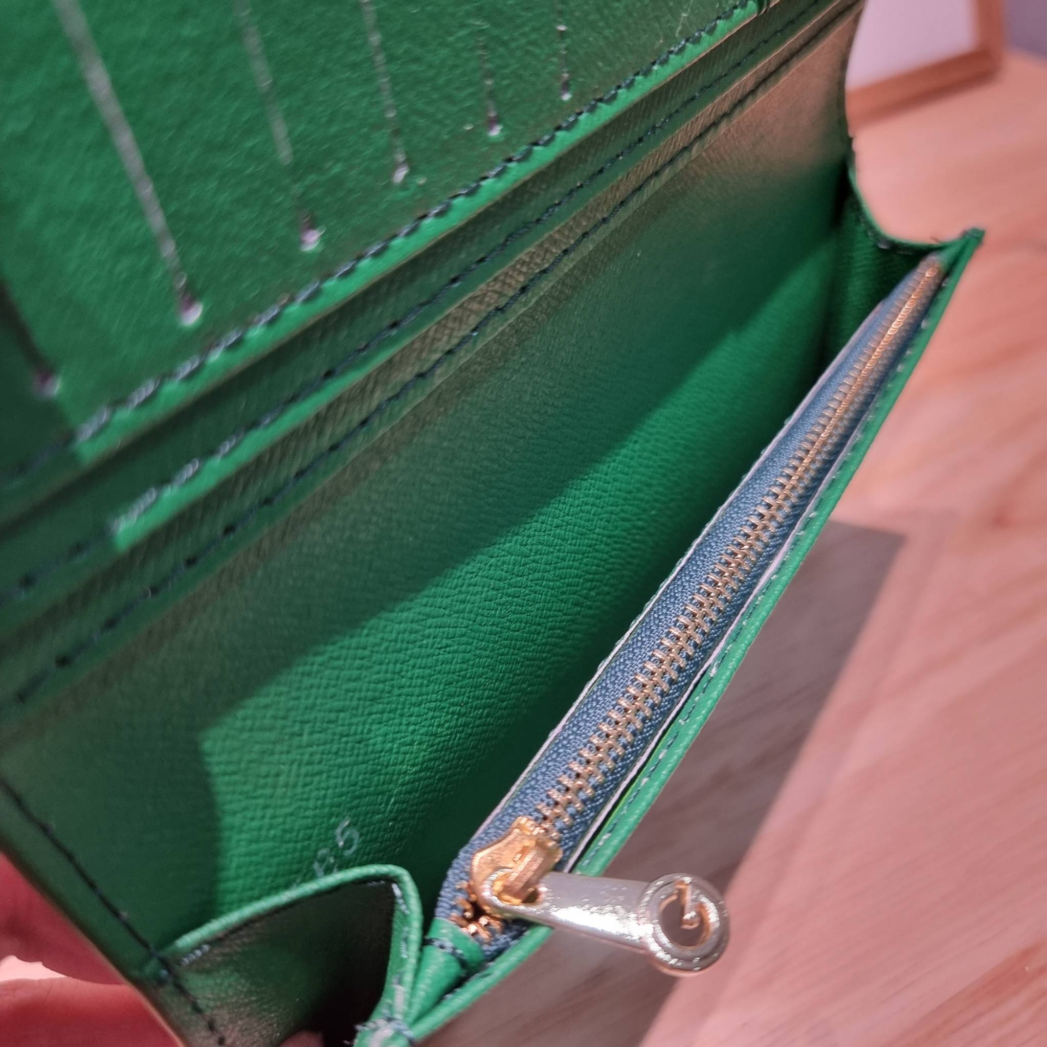 Goyard Bi Fold Long Wallet / GOYARD FLAP WALLET / Goyard Long Wallet กระเป๋าสตางค์ใบยาว รุ่น unisex ที่ใช้ได้ทั้งหนุ่มๆและสาวๆ ไอเท็มนี้ตอบโจทย์สำหรับคนที่ชอบเก็บบัตรเยอะๆ