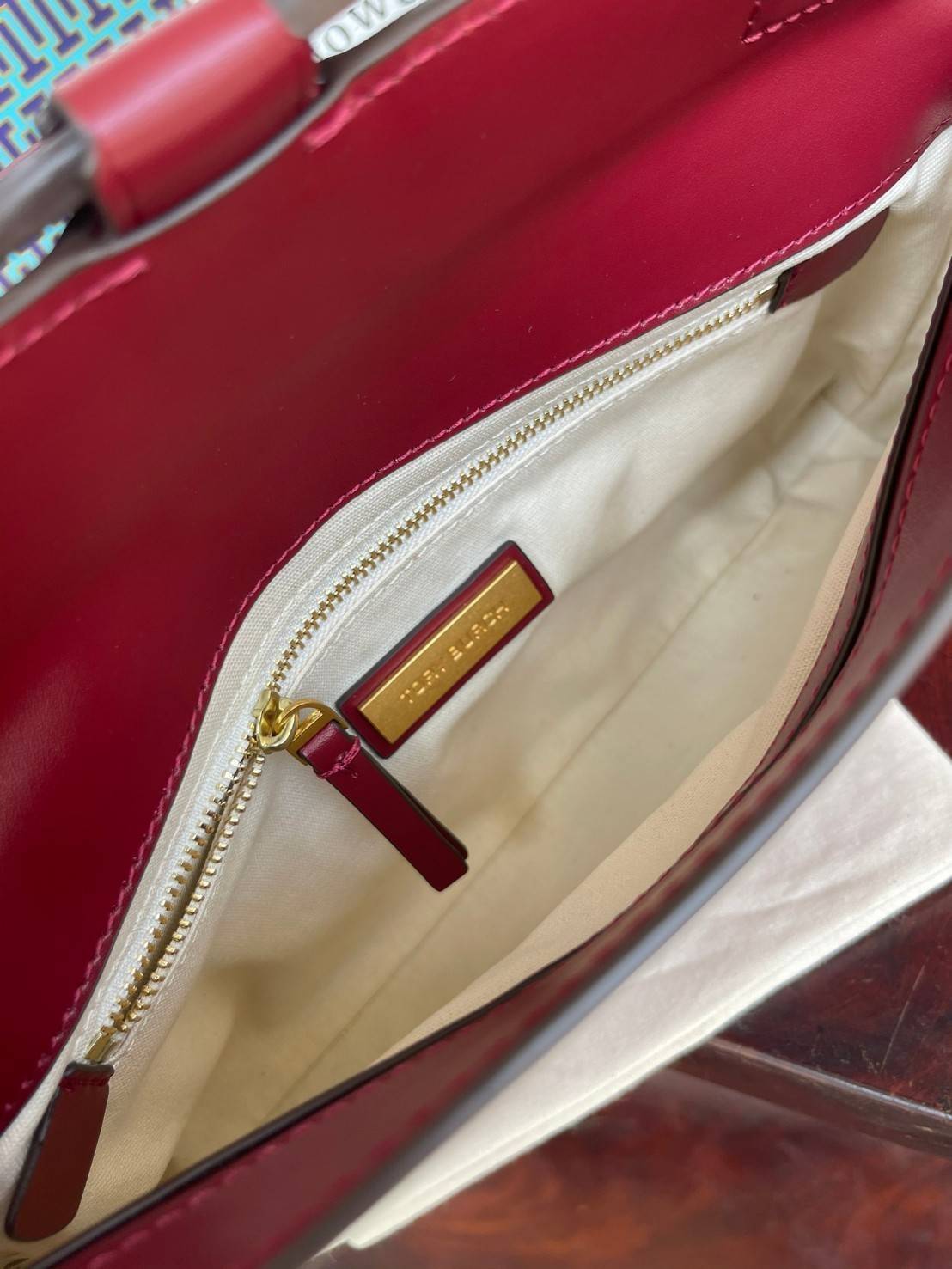 Tory burch Miller Metal clutch กระเป๋าคลัทช์ดีไซน์เรียบหรูออกแบบมาได้อย่างลงตัว ด้วยรูปทรงที่สวยงามและทันสมัย จากแบรนด์ Tory Burch ขนาดกำลังดี สามารถใส่กระเป๋าสตางค์หรือเครื่องสำอางค์ได้ตามขนาดกระเป๋า ในเรื่องของดีไซน์และLogo DoubleT เฉดเดียวกับสีของกระเป