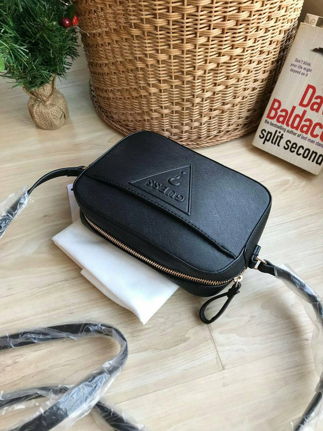 GUESS CROSSBODY BAG กระเป๋าสะพายรุ่นใหม่ ทรงเหลี่ยมตั้งอยู่ทรง วัสดุหนังSaffiano ด้านหน้าปั้มลายโลโก้นูน เปิดปิดด้วยซิปเดียวด้านบน ภายในกว้างใส่กระเป๋าสตางค์ใบยาวได้ ด้านหน้ามีช่องเล็ก1ช่อง ภายในมีช่องซิปเล็ก1ช่อง แยกเป็นสัดส่วน ด้านในบุผ้าลายสกรีน น้ำหนั