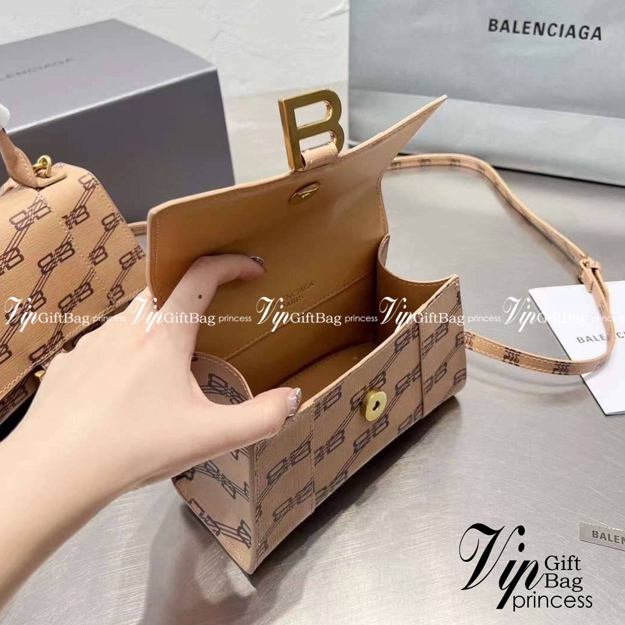 BALENCIAGA Hourglass BB Monogram top-handle tote bag กระเป๋าสะพายแบรนด์หรูซิกเนเจอร์ใบล่าสุด ที่มาพร้อมดีไซน์โดดเด่น มีความโฉบเฉี่ยว โค้งมนเหมือนพระจันทร์เสี้ยว เพิ่มความโดดเด่นสะดุดตาด้วยการตกแต่งอักษร B เมทัลลิก ที่เป็นเอกลักษณ์แบรนด์ งานจริงสวยงามตามรู