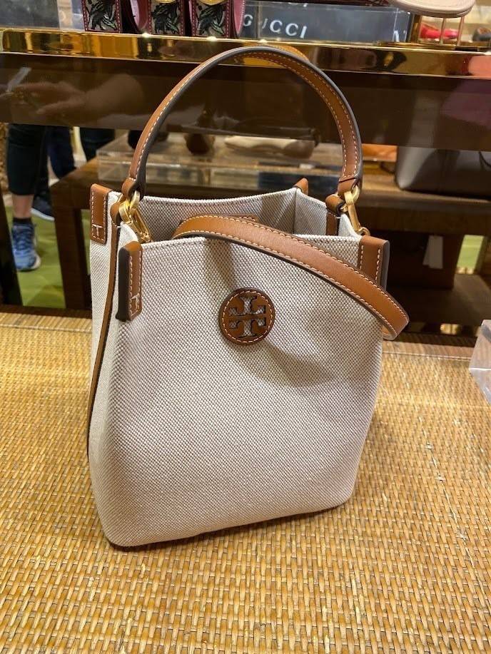 Tory Burch Blake Canvas Bucket Bag รุ่นใหม่ล่าสุด สวยไฉไลฝุดๆ แบบสวยคลาสสิค กระเป๋าทรงถัง วัสดุ Canvas สายหนังแท้ อะไหล่ทอง เปิด-ปิด ด้วยกระดุมแม่เหล็ก ด้านในโล่งมีช่องเล็กใส่โทรศัพท์ได้ น้ำหนักเบา สายสะพายถอดสายได้ crossbody ได้ ปรับระดับได้