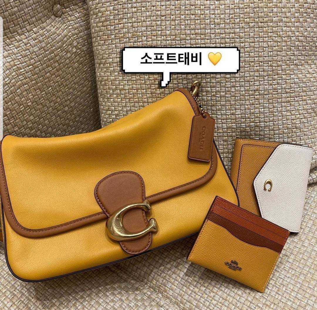 COACH SOFT TABBY SHOULDER BAG (C4823//C5261) กระเป๋าถือ กระเป๋าสะพาย ที่ใครๆก็เข้าถึงได้ หรูหรา คลาสสิค ลุคเรียบร้อย แต่ความสวยไม่น้อย! ดาเมจความลุคผู้ดีรุนแรงมาก!!เกินต้าน!!// วัสดุหนังแท้ทั้งใบ หนังเรียบ หนังนิ่มมากๆ อยู่ทรงสวยมากๆด้วย// ด้านในโล่งกว้าง