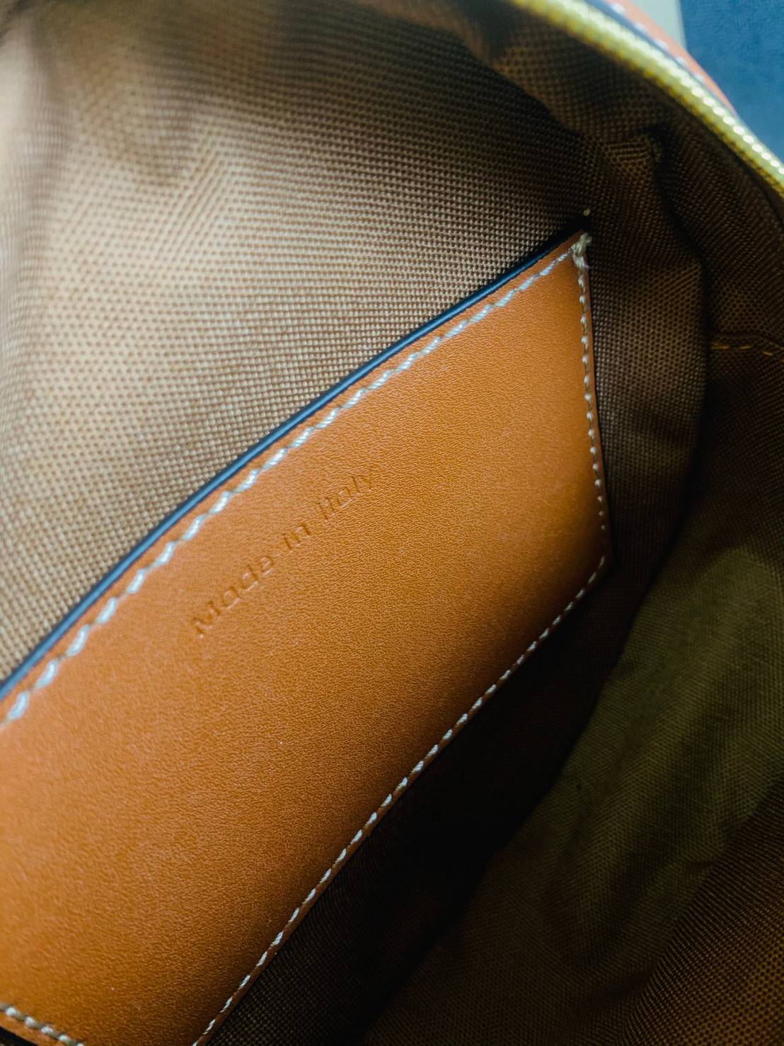 VIP GIFT 】หนังแท้ CELINE TRIOMPHE ROUND PURSE ON STRAP กระเป๋าทรงครอสบอดี้ ใบกลมเล็กน่ารัก วัสดุหนังแท้ทั้งใบ ตกแต่งด้วยโลโก้แบรนด์ มาพร้อมสายหนังยาว กับสไตล์น่ารักคุณหนู ห้ามพลาดค่ะ!!