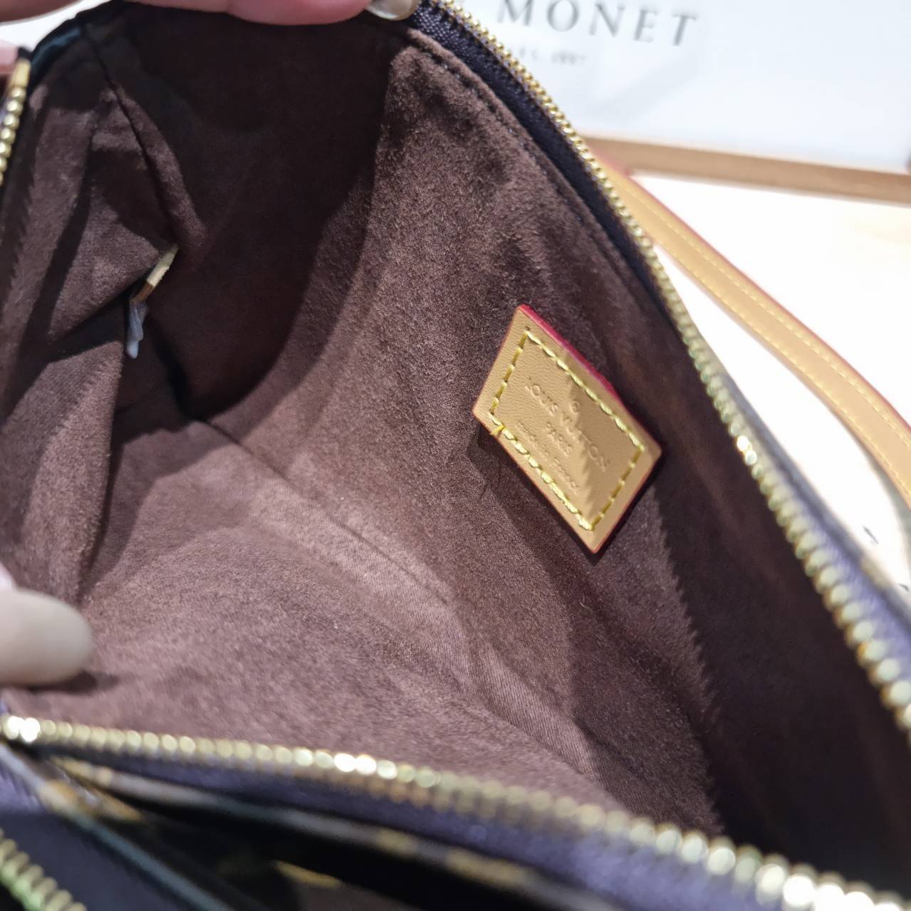 LV liv pochette กระเป๋าสะพายทรงสวย เป็นเอกลักษณ์ ดีไซน์ลวดลายโมโนแกรมเรียบหรู