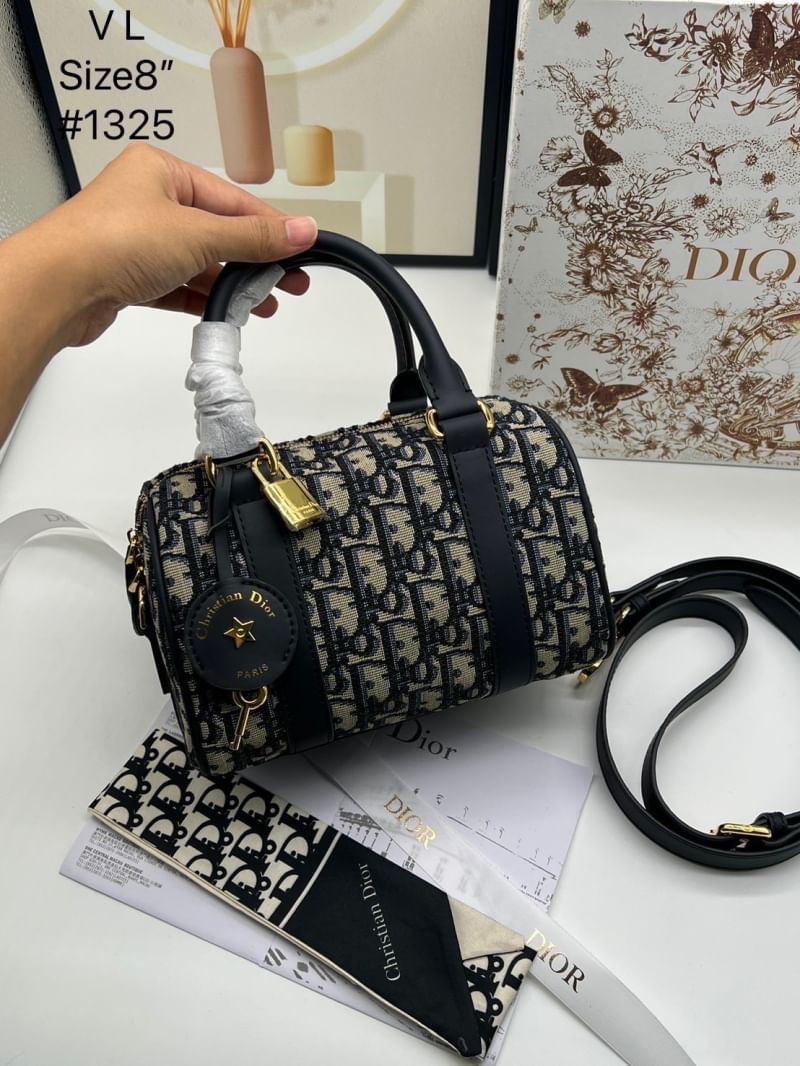 DIOR Groove 20 Bag Oblique Jacquard กระเป๋าสะพายทรงบอสตันทันสมัยและสง่างาม ใช้งานได้ทั้งแบบสะพายไหล่หรือสะพายแบบครอสบอดี้ เหมาะเป็นไอเทมคู่ใจในชีวิตประจำวัน