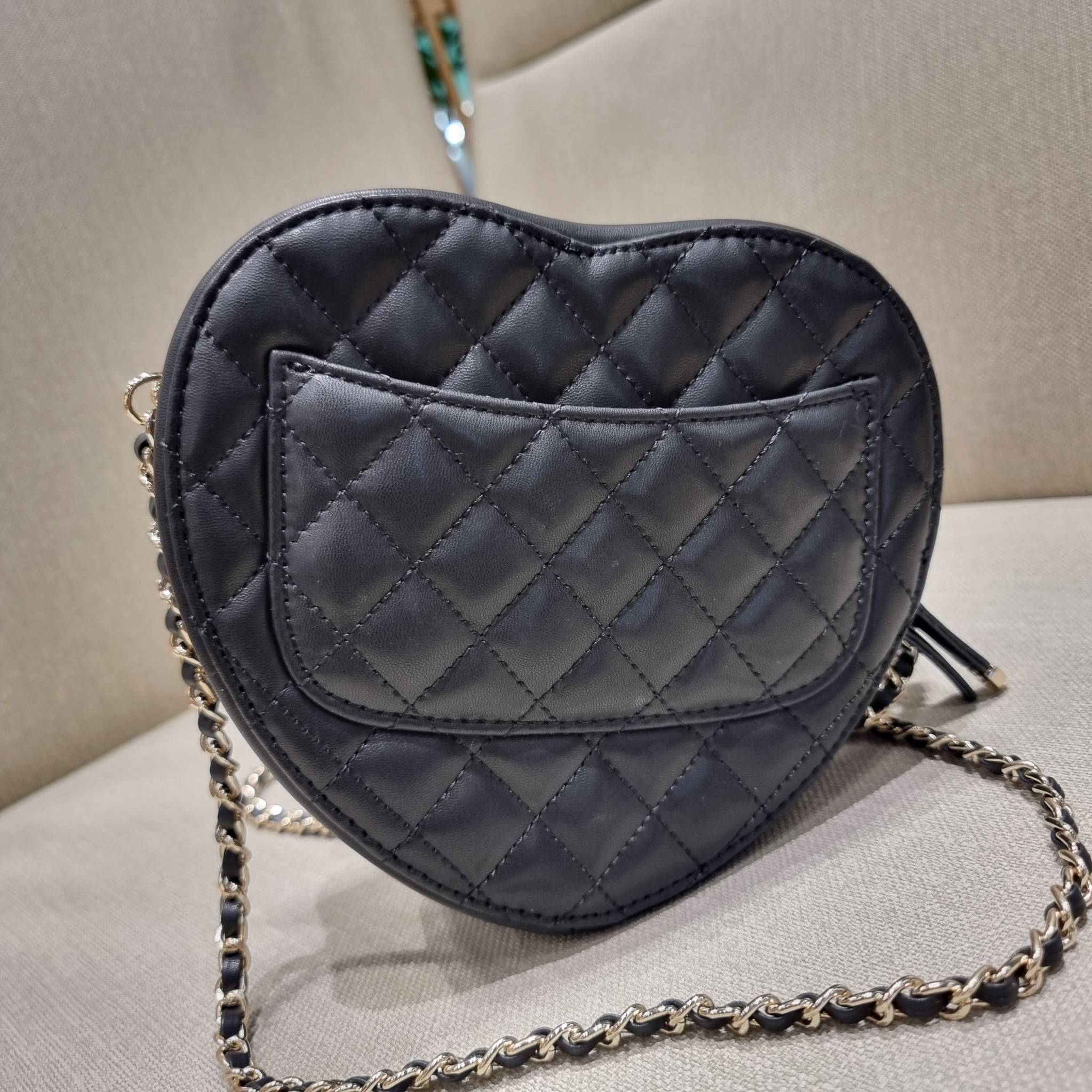 VIP 🥂 CHANEL Heart Bag Lambskin & Gold-Tone Meta ใหม่มาก สวยมาก มงมาก!! กระเป๋าสะพายสุดคิ้วท์ ที่ดีไซน์รูปทรงหัวใจไม่ซ้ำใคร น่ารักทุกสี น่าใช้ไปเลยแม่!! วัสดุหนังแกะฟอกสี เปิด-ปิดด้วยซิป ด้านหน้ามีช่องเก็บของจุกจิก ภายในเป็นช่องโล่ง ใส่มือถือ ใส่ก