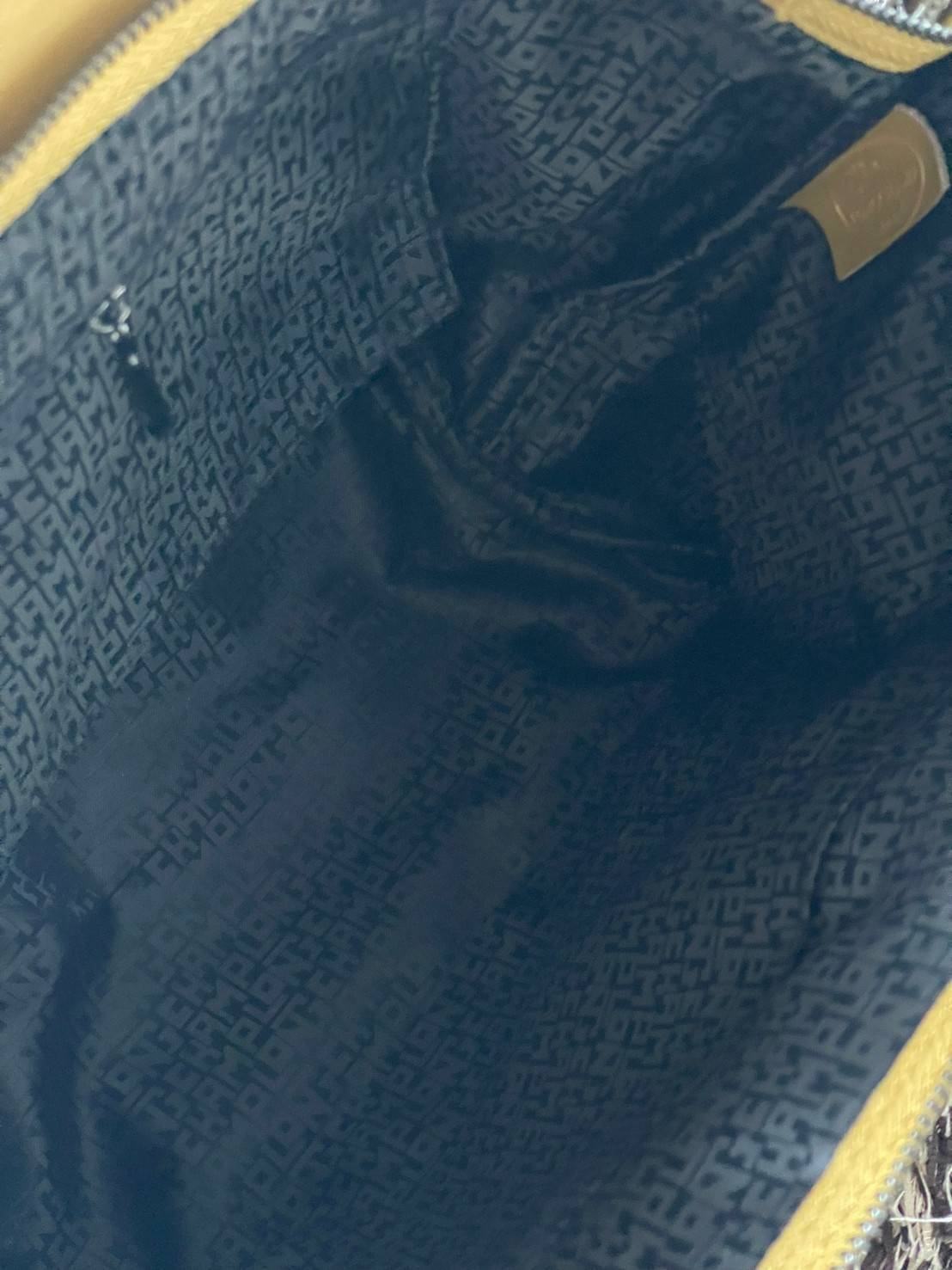 Longchamp Le Pliage Cuir Top handle bag S เรียกว่าเป็นกระเป๋าอีกหนึ่งรุ่นที่ไม่ว่ายังไงก็ฮอตฮิตและติดเทรนด์ตลอดไม่เคยเปลี่ยนกับ ทรง Le Pliage Cuir หนึ่งในตระกูลกระเป๋าสุดไอคอนิกจากแบรนด์