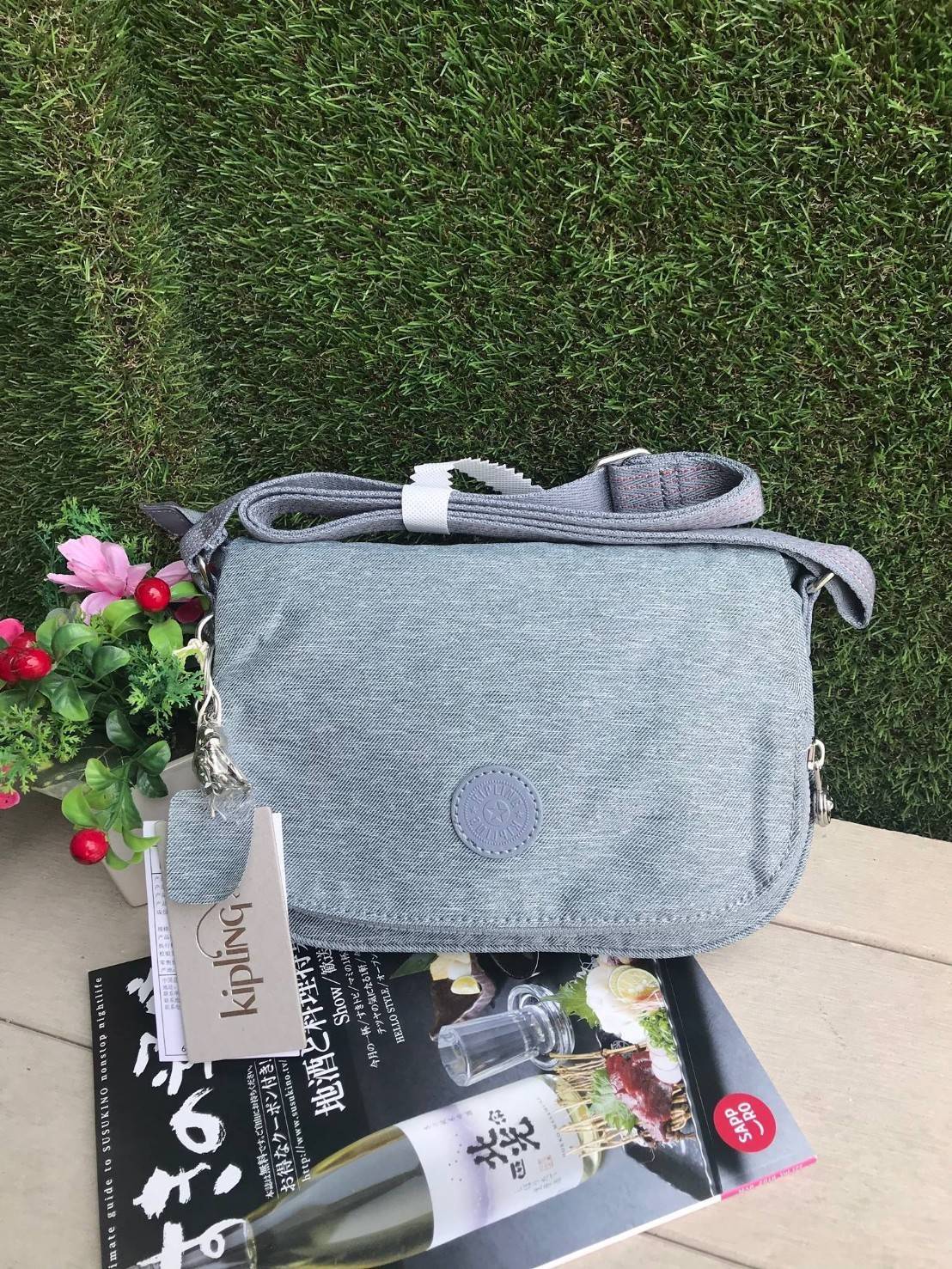 Kipling Basic Plus Earthbeat S Crossbody bag กระเป๋าสะพายทรงครอสบอดี้ สามารถสะพายได้ทั้งสายคู่และสายเดี่ยว มีดีเทลที่ฝาหน้ามีช่องซิปซ่อนทรงลึกและด้านหลังมีอีก1ช่อง ช่องหลักเปิดปิด2ชั้นด้วยกระดุมแม่เหล็กและซิปเดียวใช้งานง่าย ภายในใส่ได้ทั้งมินิไอแพด กระเป๋