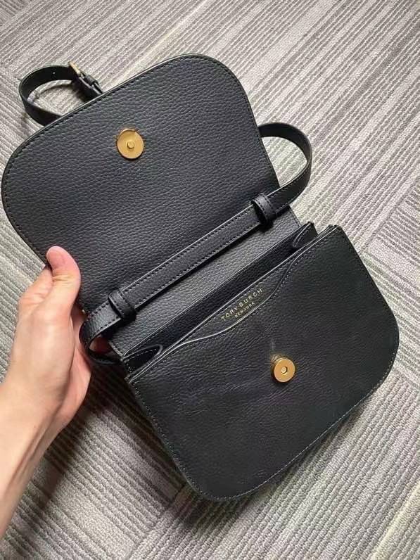 TORY BURCH BRLTTEN SMALL SADDLE BAG / Tory Burch Britten Flap Shoulder Bag กระเป๋าสะพายข้าง วัสดุหนังแกะแท้ ด้านหน้าประดับโลโก้แบรนด์ เปิด-ปิดกระเป๋าแบบกระดุมแป็กแม่เหล็กแน่นหนา ภายในมีช่องหลัก ใส่กระเป๋าเงินใบกลาง มือถือได้ทุกรุ่น มีช่องแยกใส่ของจุกจิกอี