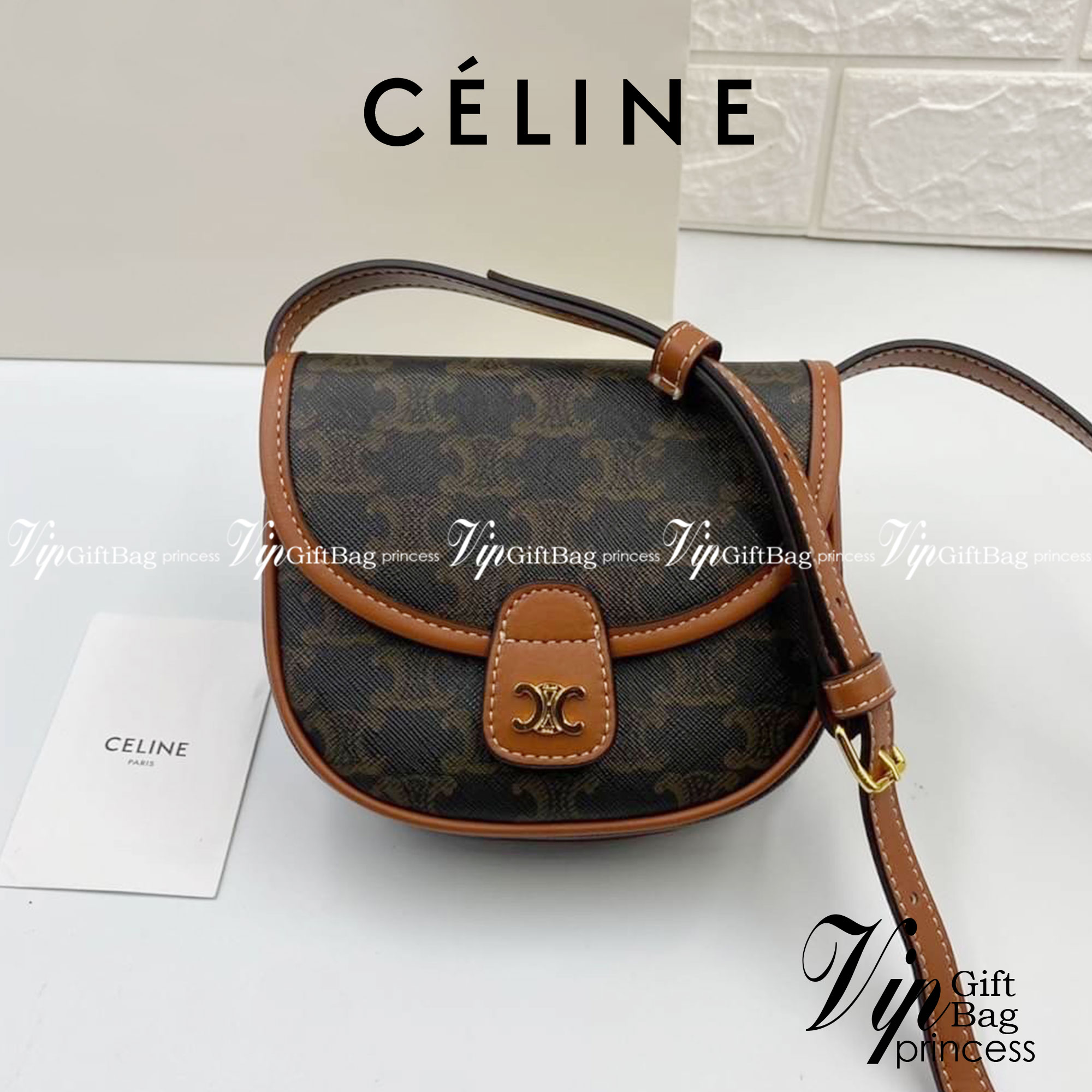 หนังแท้ CELINE MINI BESACE IN TRIOMPHE CANVAS AND CALFSKIN / CELINE CROSSBODY BAG กระเป๋าทรงครอสบอดี้ ลายโมโนแกรมวินเทจ รุ่นที่ดาราเกาหลีใช้กันเยอะมาก และเป็นอีกหนึ่งใบที่ครองใจสาวๆ ทั้งในไทยและเทศ วัสดุหนังแท้ทั้งใบ ขนาดกำลังดี น้ำหนักเบา รูปทรงน่ารักมาก