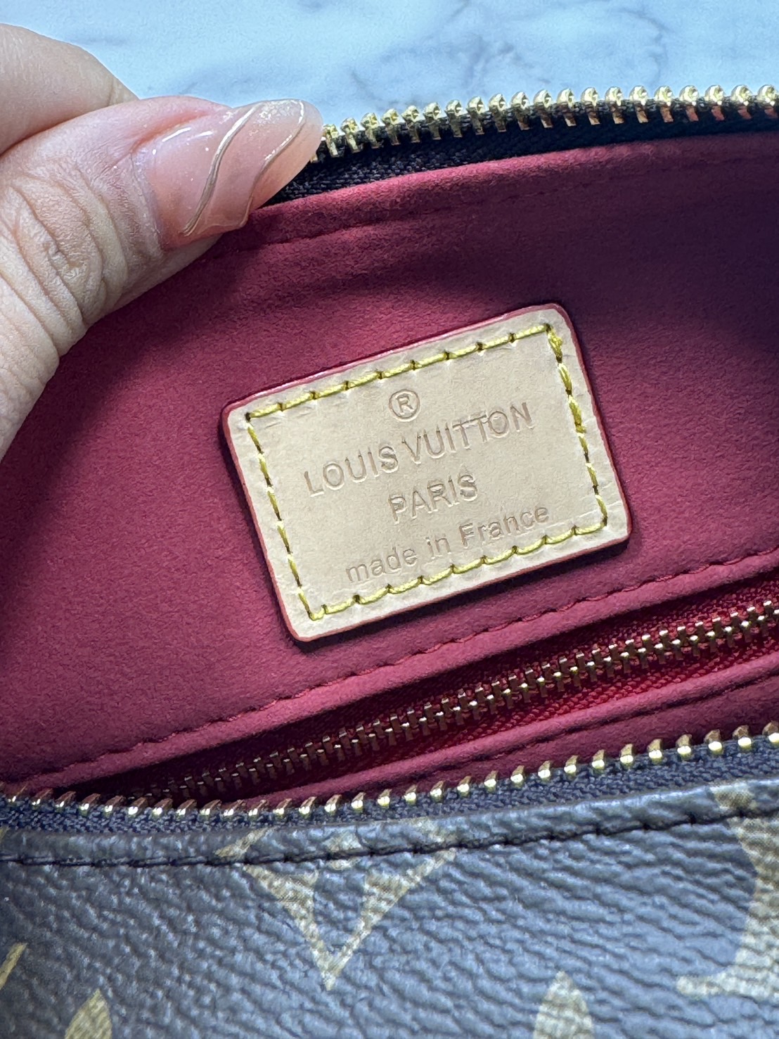 LV Slouchy PM Hobo bag 33 cm กระเป๋าถือ/สะพายไหล่ทรงโฮโบรุ่นใหม่ โดดเด่นด้วยรูปทรงอันเป็นเอกลักษณ์ เหมาะสำหรับพกพาเดินทางและใช้งานทุกวัน