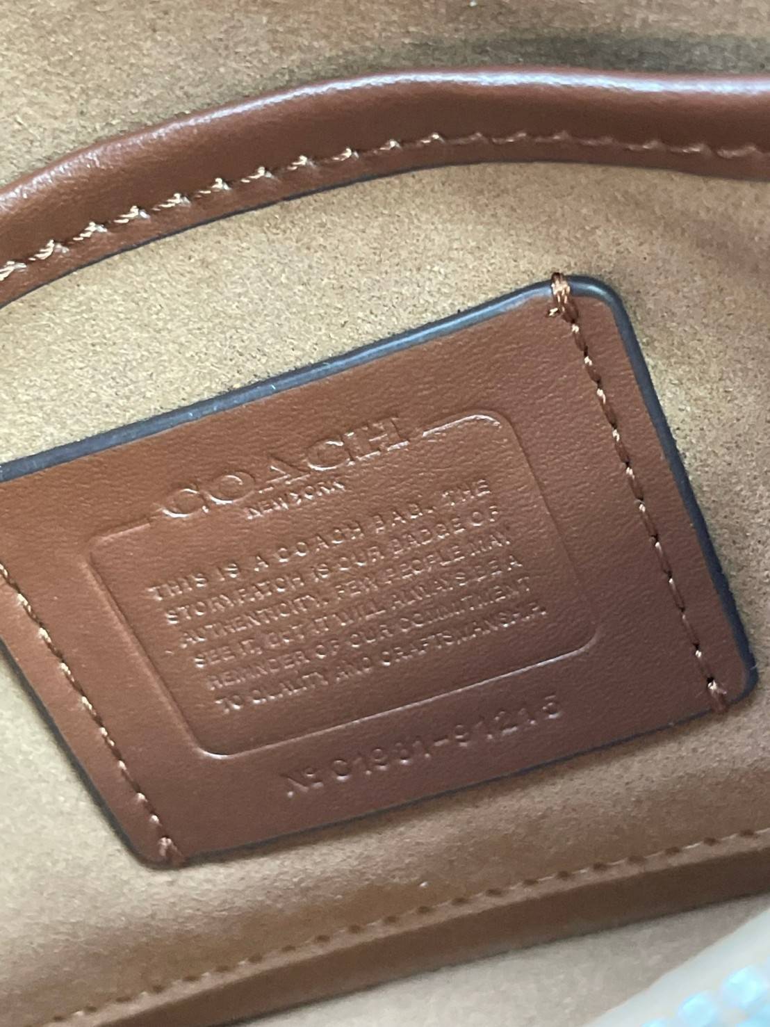 Coach tabby shoulder bag ให้ลุคเก๋ ๆ ด้วยสีและลวดลายคลาสสิกตามแบบฉบับสาว Coach กระเป๋าสะพายไหล่สุดคลาสสิกรุ่นนี้ เป็นรูปทรงสี่เหลี่ยมผืนผ้าที่เข้าได้กับสาว ๆ ทุกสไตล์ หมุดสำหรับเปิดปิดกระเป๋าที่เป็นรูปตัว C ทำให้ได้กระเป๋าที่บ่งบอกความเป็น Coach ได้อย่างส