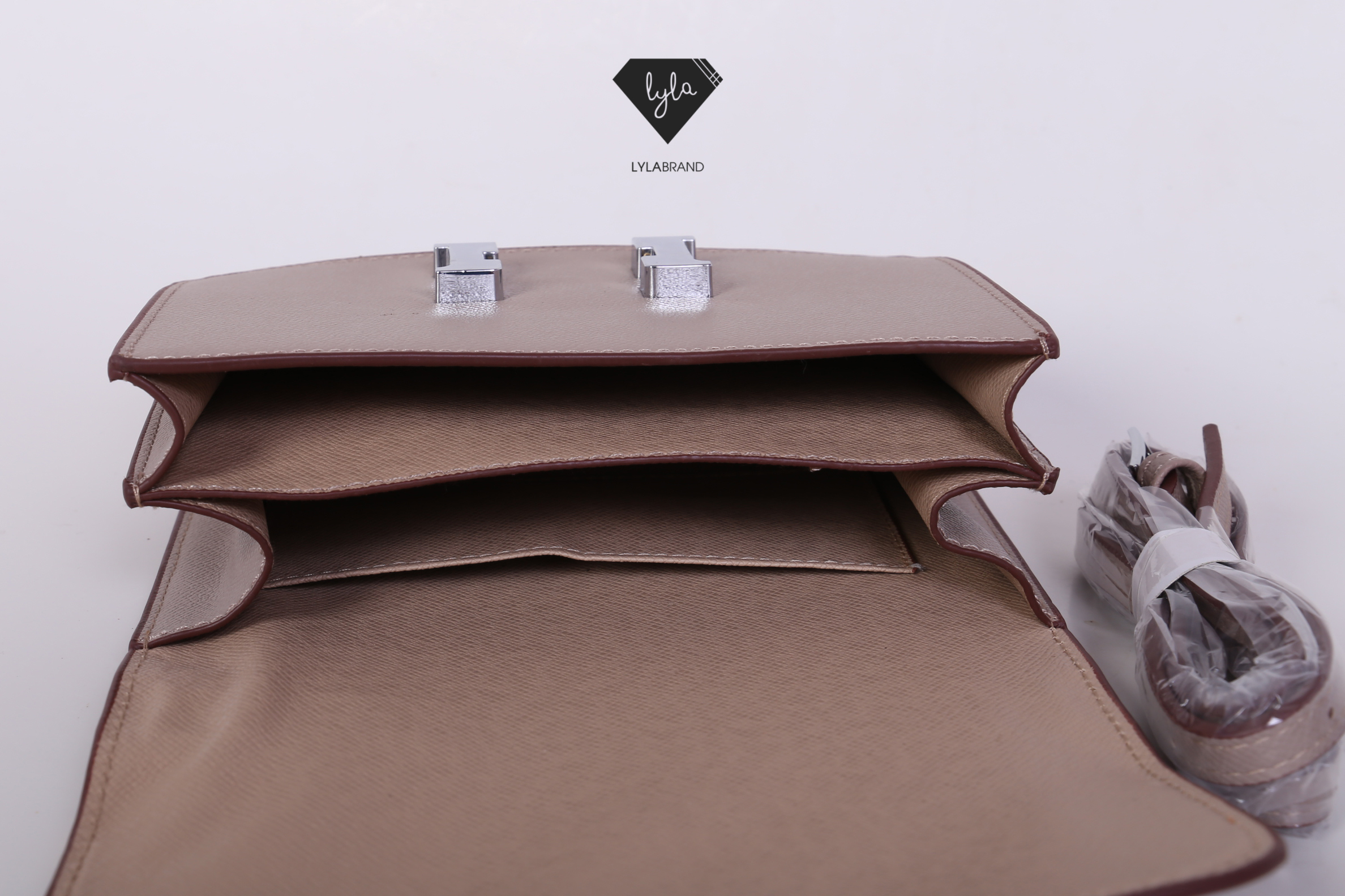 LYLABRAND🔔 Constance ไซต์ 18 สุดฮอต รุ่นนี้หนัง Epsom , PU top premium นะคะ หนังดีเลอค่าน่าสอยมากกก บอกคำเดียวเลยว่าเด็ดสุด !! เหมือนหนังแท้เบอสุดค่ะคูณผู้หญิง ลูกค้าเก่าน่าจะทราบกันดีอยู่แล้วว่าคุณภาพของร้านนี้ต้องมาเป็นอันดับหนึ่งเท่านั้น อิอิ ม