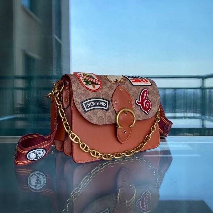 COACH BEAT SHOULDER BAG IN SIGNATURE CANVAS WITH PATCHES พร้อมส่งที่ไทย คอลเลคชั่นใหม่สุดปัง อลังเวอร์!//กระเป๋าถือ สะพายไหล่ลาย SIGNATURE ตกแต่งความเก๋ด้วยแผ่นแปะลวดลายที่มีเฉพาะจาก COACH คอลเลคชั่นนี้เท่านั้น