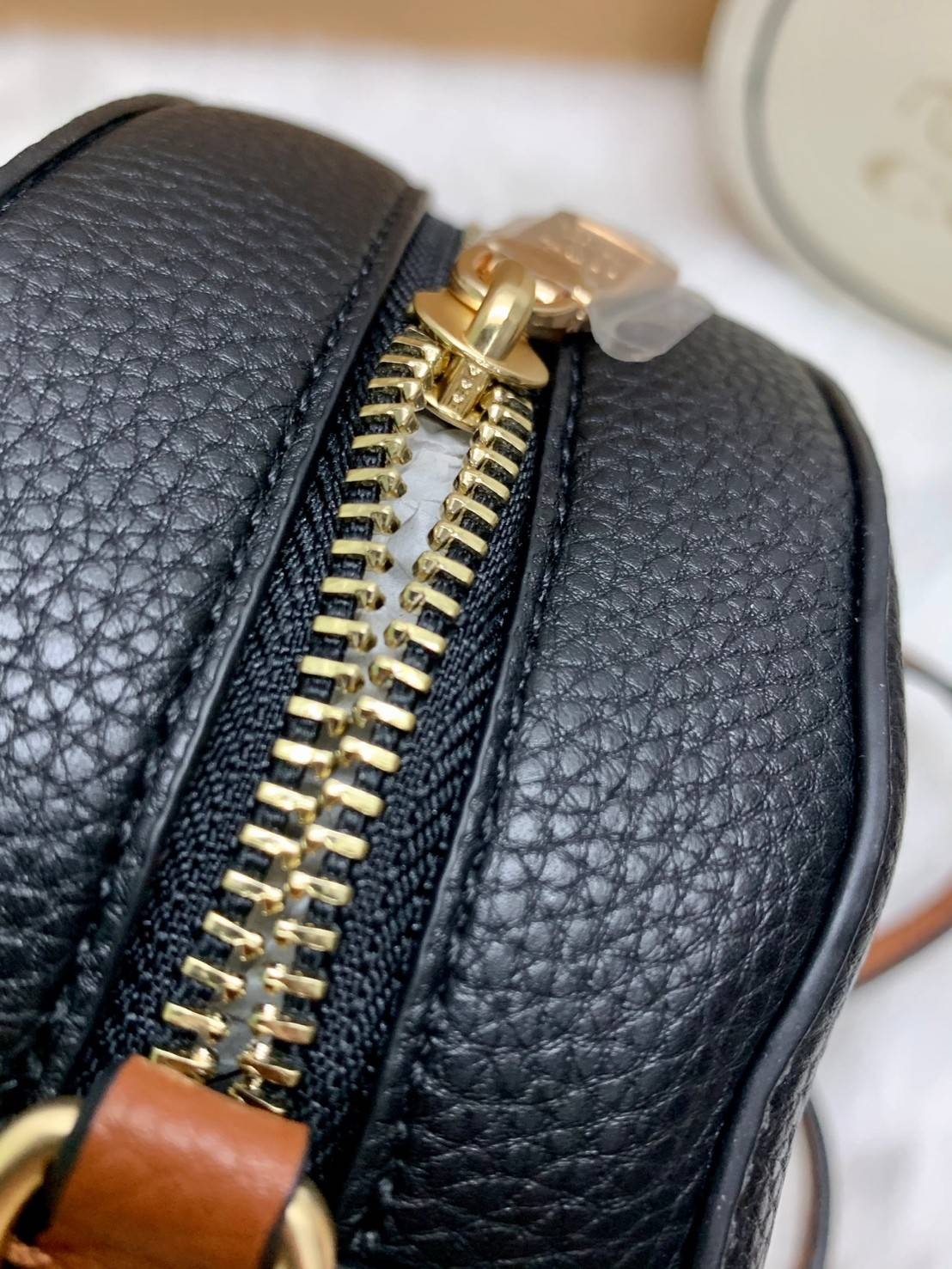 COACH Camera Bag In Colorblock ((C4056//C4156)) พร้อมส่งค่ะ! กระเป๋าทรงกลม ใบน่ารัก ขนาดพอดีลำตัว บวกกับเป็นหนังแท้นิ่มอย่างดี น่าใช้มากๆเลยทีเดียว ด้านหน้ามีโลโก้แบรนด์รถม้า เปิดปิดกระเป๋าแบบซิป ภายในใส่มือถือได้ทุกรุ่น;กระเป๋าเงินใบกลางได้;ของสำคัญจุกจิ