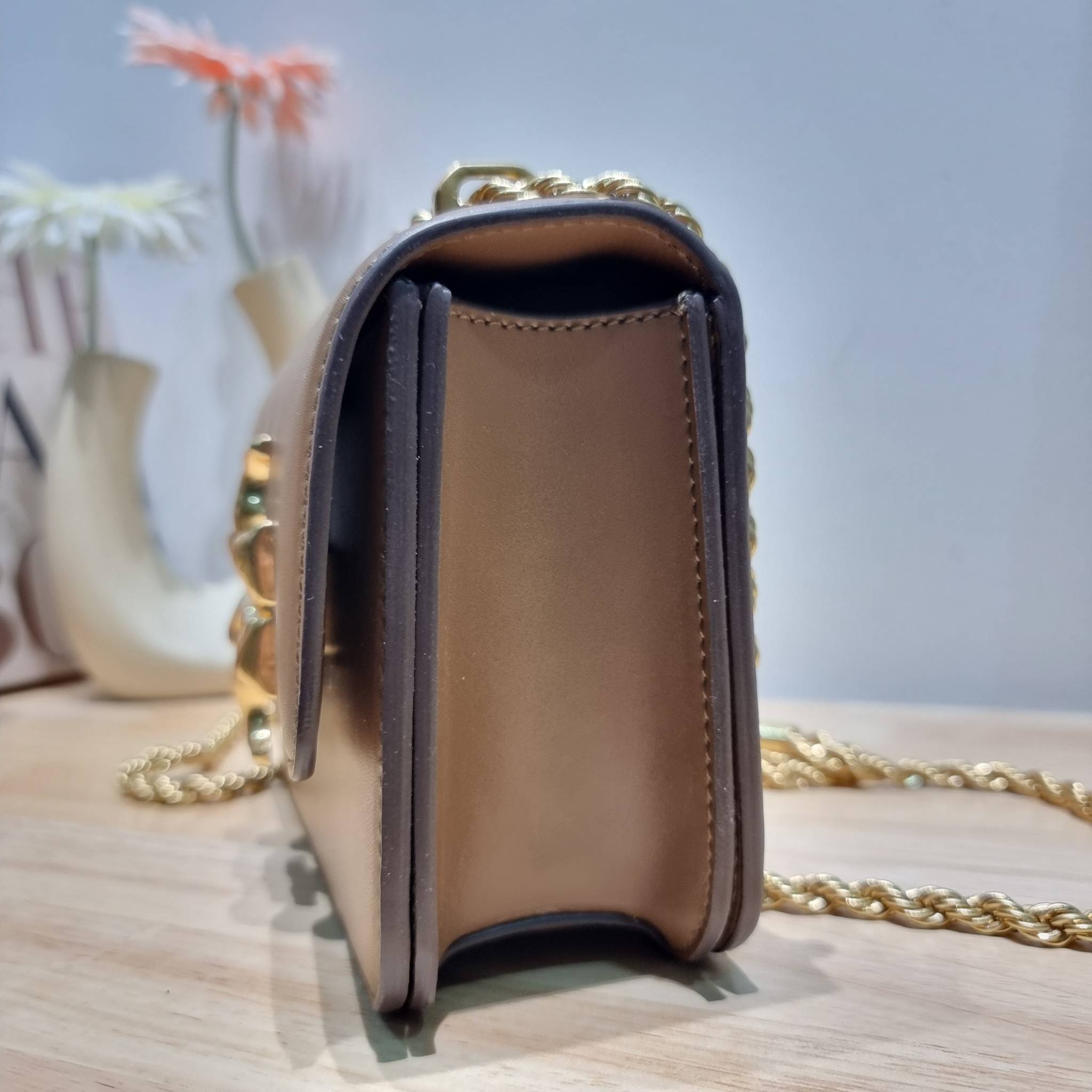 Tory Burch Bag / TORY BURCH ELEANOR SMALL CONVERTIBLE SHOULDER BAG ฮอตไอเท็ม รุ่นนี้ขายดีขายหมด สวยหรู คุณหนู ผู้ดี!! หายากมากแล้วน้า กระเป๋าสะพายข้าง ดีไซน์อยู่ทรง ขนาดกำลังสะดวกใช้ เปิด-ปิดด้วยแถบแม่เหล็ก