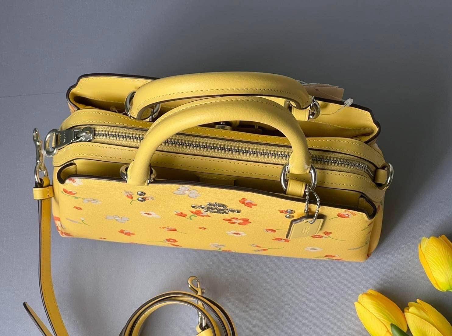 COACH C8216 MINI LILLIE CARRYALL WITH MYSTICAL FLORAL PRINT สีใหม่ล่าสุด กับรุ่นที่สุดของความขายดี คอลยอดฮิตในลวดลายสุดชิค กระเป๋าสะพายทรงสวย ที่ดีไซน์ออกมาให้ใช้งานง่าย สะดวก สวย หรู ดูดี!! วัสดุหนังแคนวาสเคลือบลาย มาพร้อมสายสะพายข้างและหูจับในตัว ถอดออก