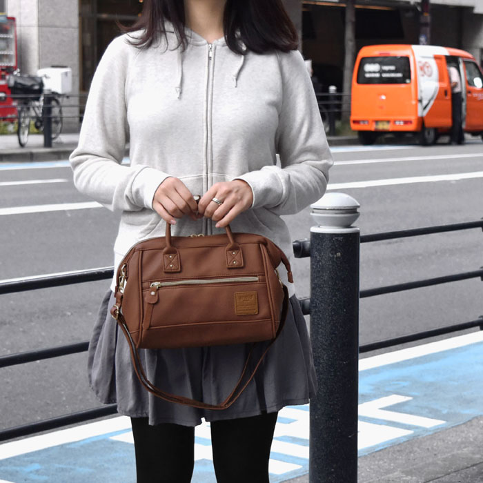 Anello polyester 2 way mini boston bag จากแบรนด์ดังในประเทศญี่ปุ่น กระเป๋าสไตล์คลาสสิค มีโครงปากกระเป๋ากว้างเป็นสัญลักษณ์ วัสดุหนัง pu กันน้ำได้ ภายในมีช่องใหญ่และช่องเล็กด้านข้าง2ช่อง เปิดปิดด้วยซิปคู่ มีตัวล็อคที่หูจับ ด้านหน้ามีช่องซิปเล็กใช้งานได้จริง