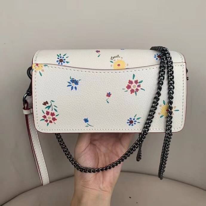 COACH TABBY CROSSBODY WITH WILDFLOWER PRINT ((810)) พร้อมส่งที่ไทยค่ะ! กระเป๋าสะพายครอสบอดี้ร์หรือสามารถถือแบบคลัทออกงานสวยๆได้เลยนะคะ วัสดุหนังแท้ หนังนิ่มค่ะ