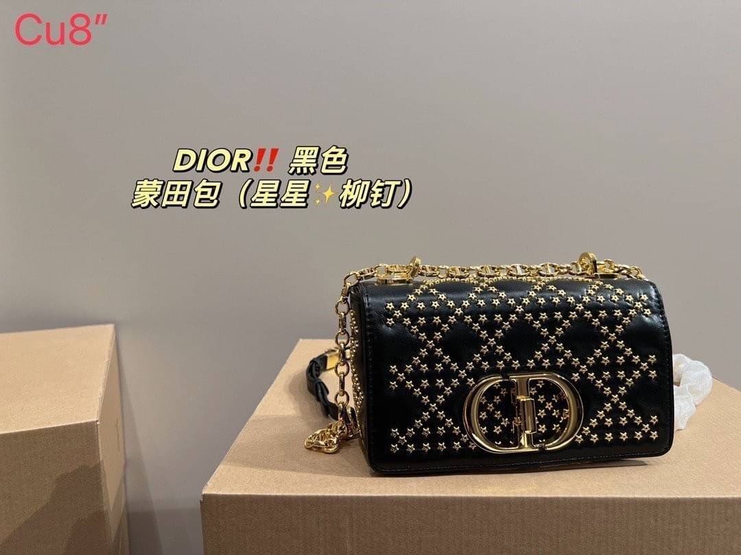 DIOR CARO BAG 8" กระเป๋าสะพายข้างทรงสวยรุ่นพิเศษ ปักหมุดสีทองเต็มใบ หรูหราอร่ามทั่วทั้งใบ ดีไซน์ย้อนยุค เป็นเอกลักษณ์และคลาสสิค หรูหรา ใช้งานง่าย ในราคาสุดคุ้ม จัดเลย!!